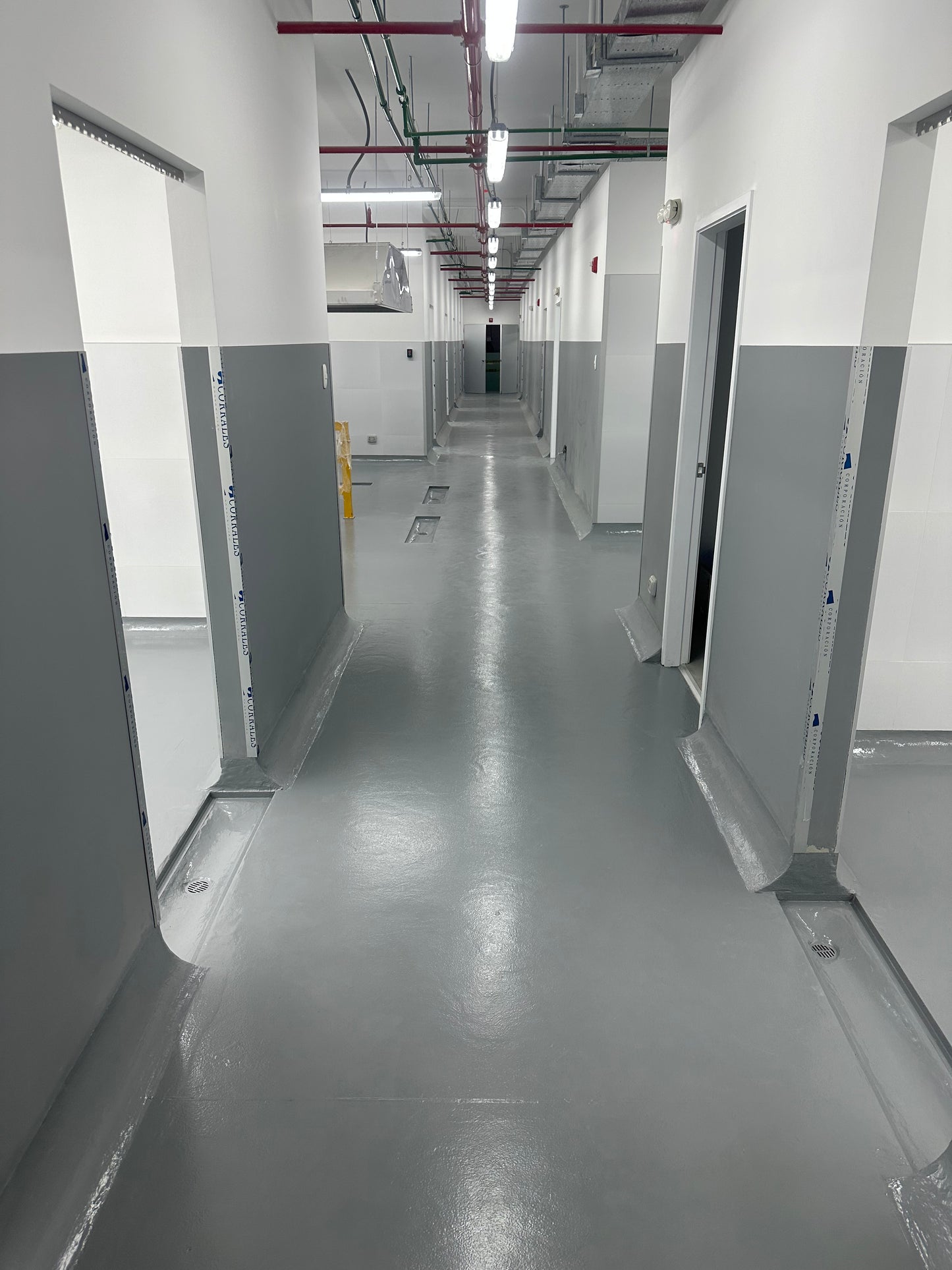 APLICACIÓN DE PINTURA EPÓXICA PARA AREA DE USO DE COCINA, TOPITOP SJL