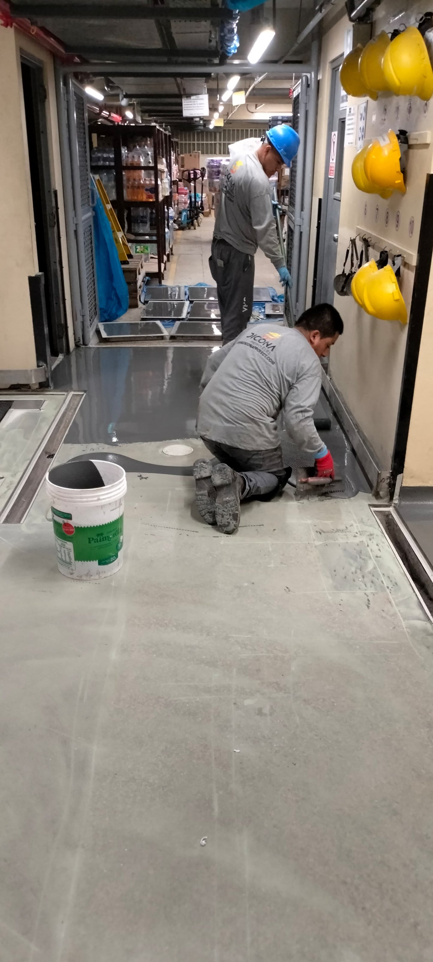 APLICACIÓN DE PISO DE POLIURETANO DE UCRETE - TIENDAS DE METRO SAN FELIPE Y PERCHING HYT SAC - JESUS MARIA