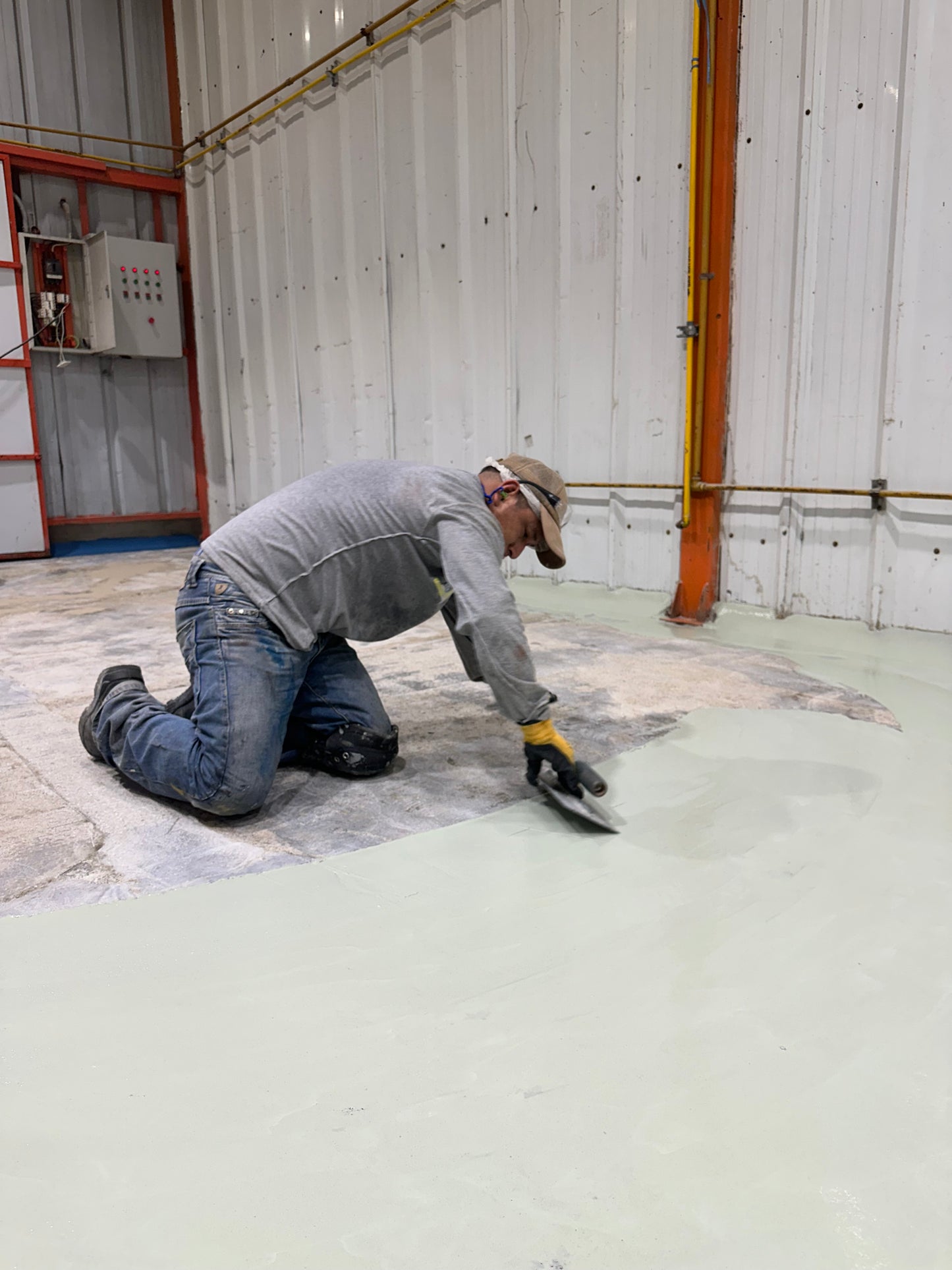 APLICACIÓN DE PISO DE POLIURETANO DE UCRETE EN PLANTA DE CEREALES Y SNACKS RASIL - HUACHIPA