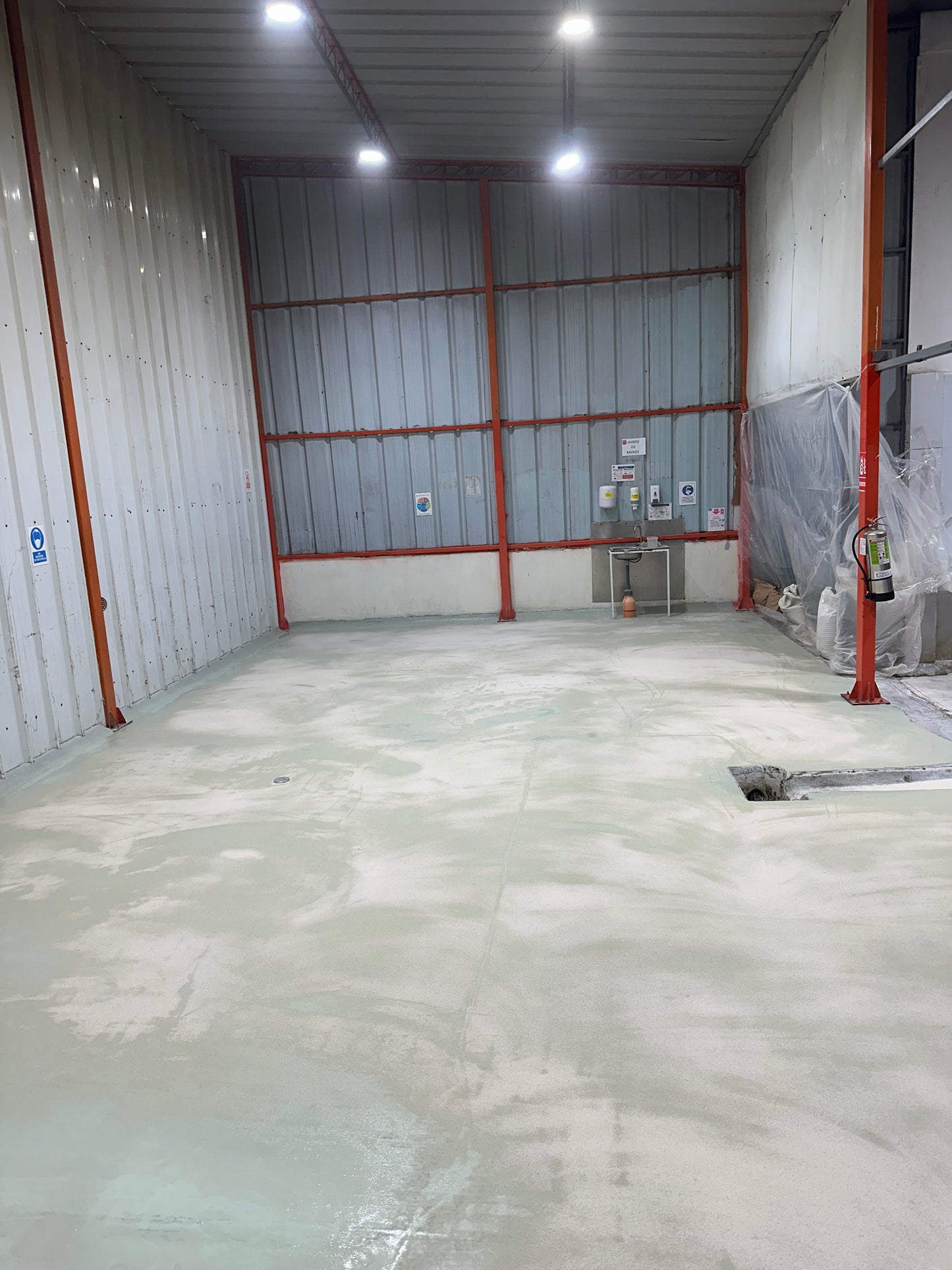 APLICACIÓN DE PISO DE POLIURETANO DE UCRETE EN PLANTA DE CEREALES Y SNACKS RASIL - HUACHIPA