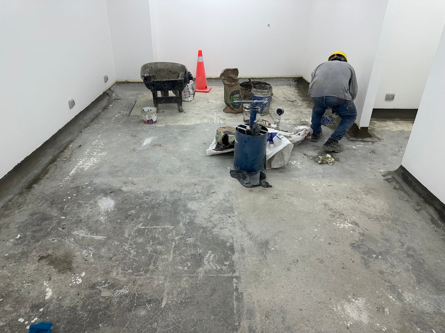 APLICACIÓN DE PINTURA EPÓXICA PARA AREA DE USO DE COCINA, TOPITOP SJL