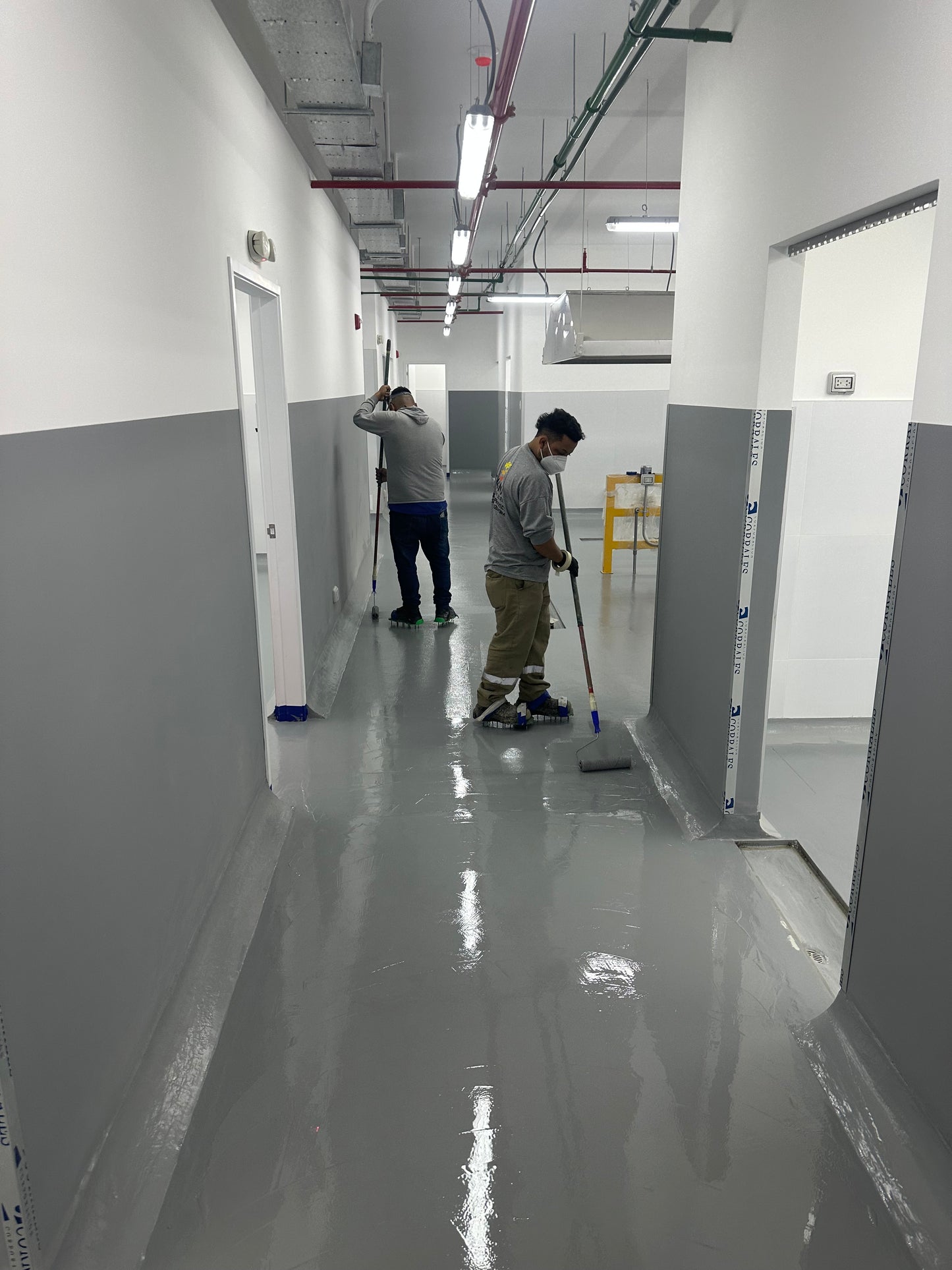 APLICACIÓN DE PINTURA EPÓXICA PARA AREA DE USO DE COCINA, TOPITOP SJL