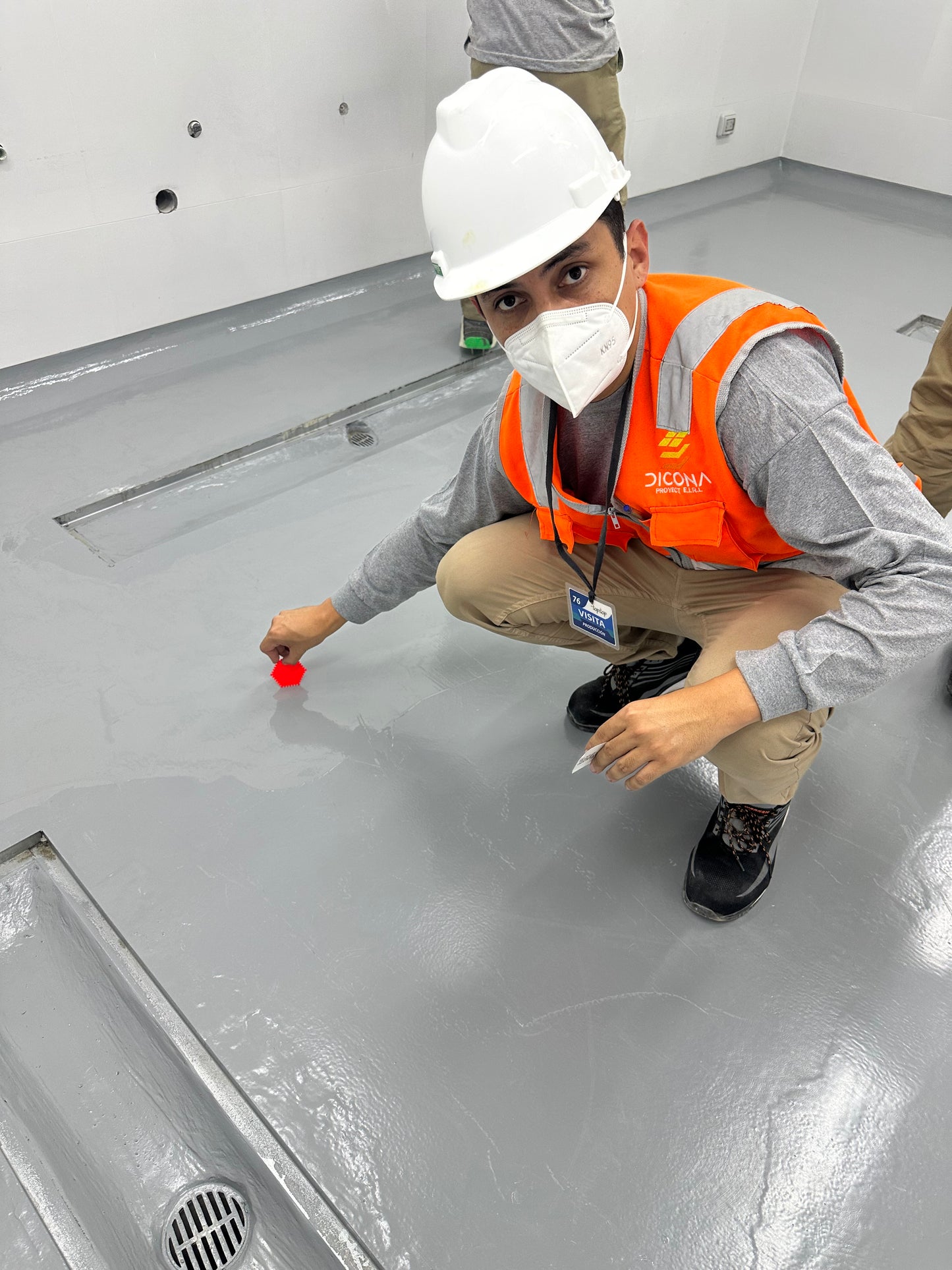 APLICACIÓN DE PINTURA EPÓXICA PARA AREA DE USO DE COCINA, TOPITOP SJL