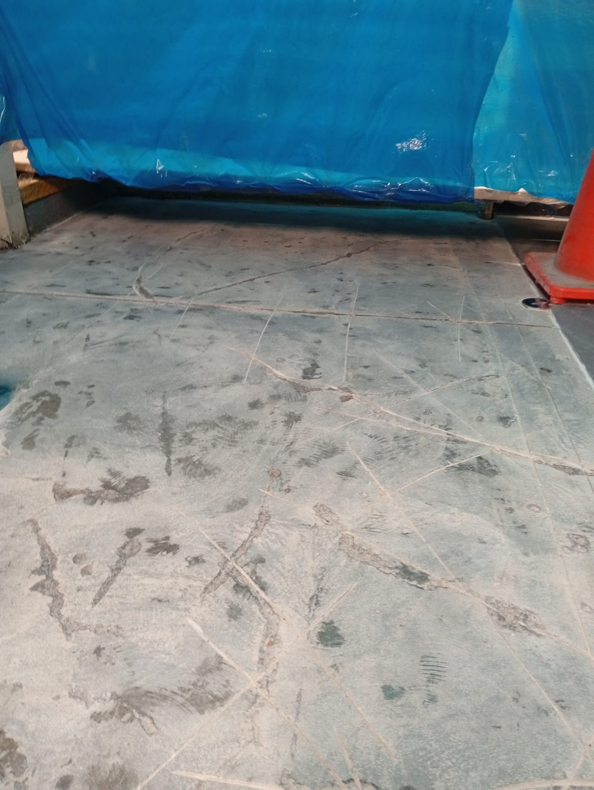 APLICACIÓN DE PISO DE POLIURETANO DE UCRETE - TIENDAS DE METRO SAN FELIPE Y PERCHING HYT SAC - JESUS MARIA