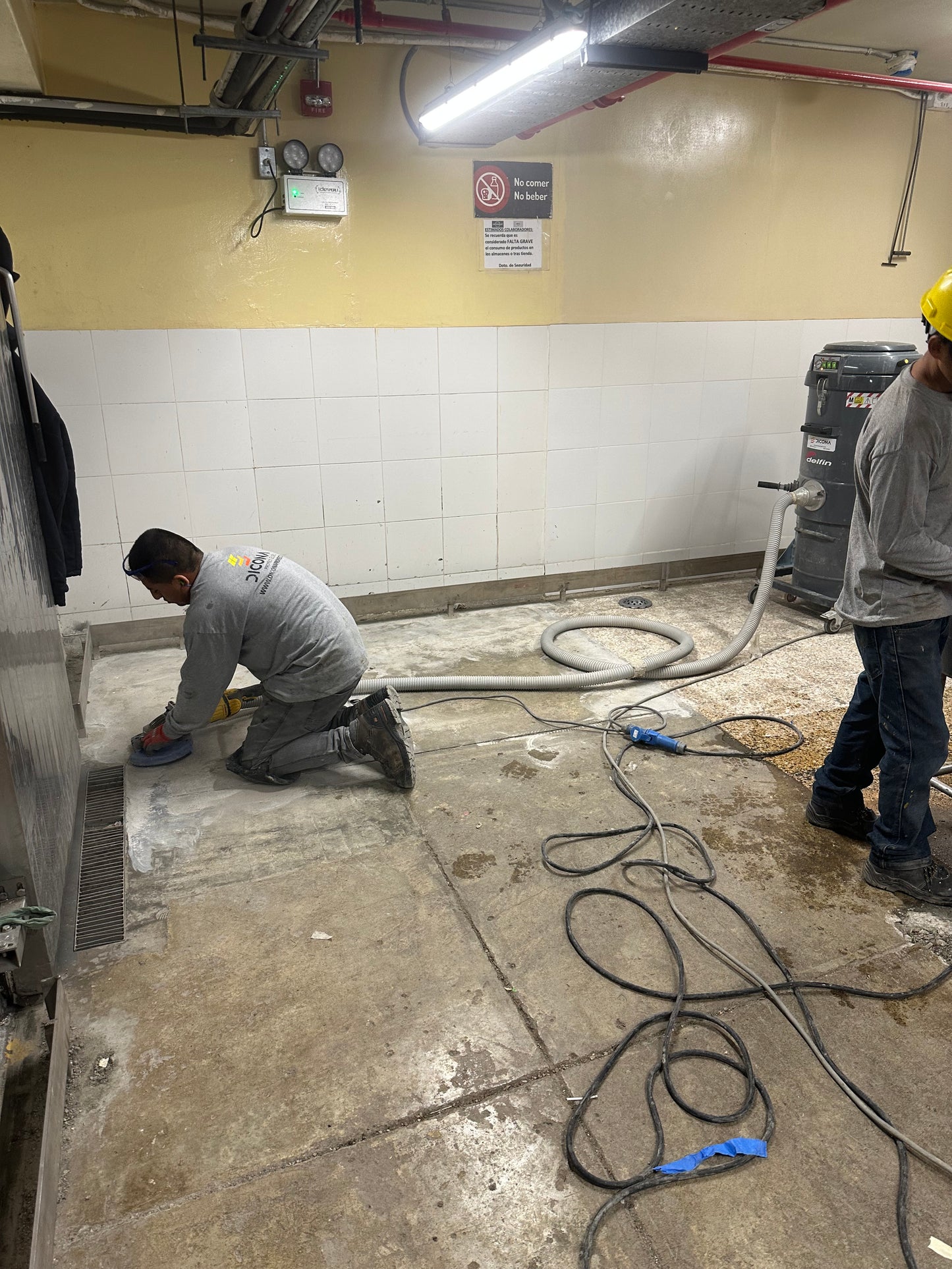 APLICACIÓN DE PISO DE POLIURETANO DE UCRETE - TIENDAS DE METRO SAN FELIPE Y PERCHING HYT SAC - JESUS MARIA