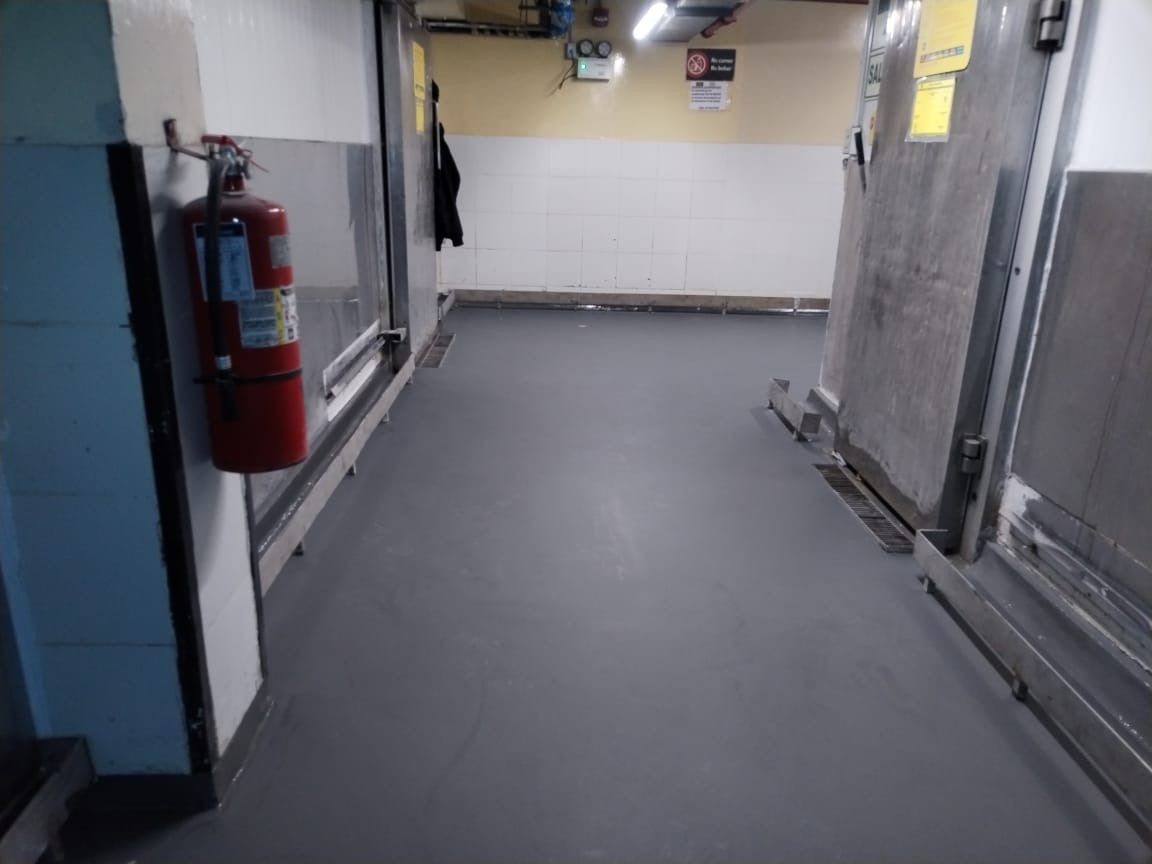 APLICACIÓN DE PISO DE POLIURETANO DE UCRETE - TIENDAS DE METRO SAN FELIPE Y PERCHING HYT SAC - JESUS MARIA