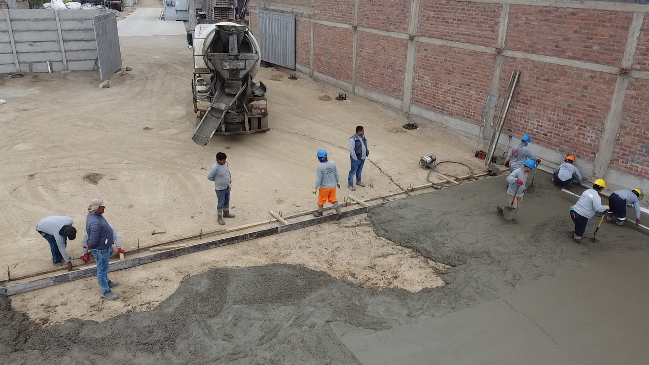 VACIADO DE LOSA INDUSTRIAL - DINGECON INGENIERIA SAC -PUENTE PIEDRA