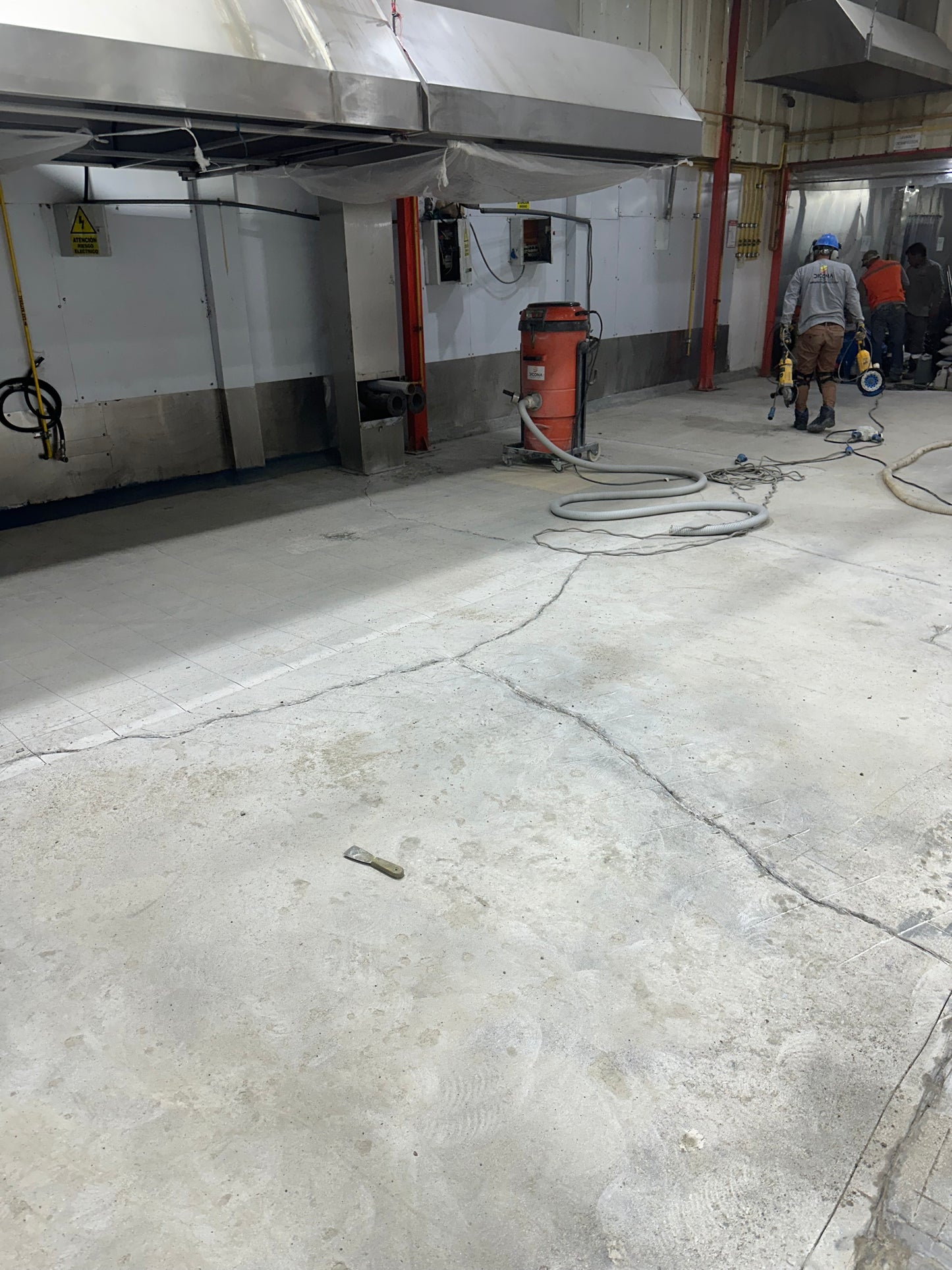 APLICACIÓN DE PISO DE POLIURETANO DE UCRETE EN PLANTA DE CEREALES Y SNACKS RASIL - HUACHIPA