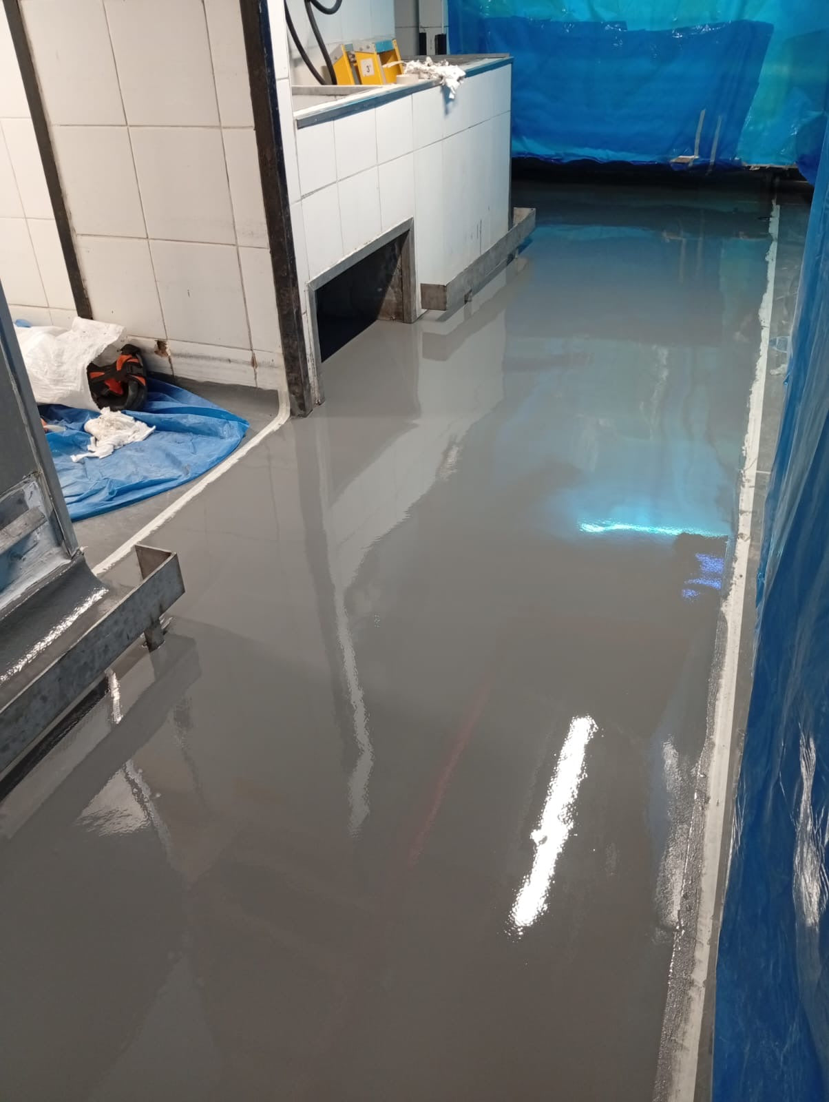 APLICACIÓN DE PISO DE POLIURETANO DE UCRETE - TIENDAS DE METRO SAN FELIPE Y PERCHING HYT SAC - JESUS MARIA