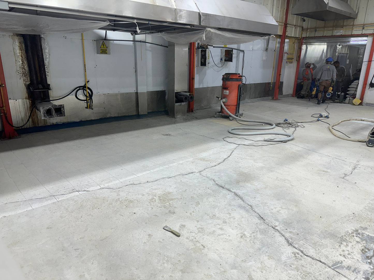 APLICACIÓN DE PISO DE POLIURETANO DE UCRETE EN PLANTA DE CEREALES Y SNACKS RASIL - HUACHIPA