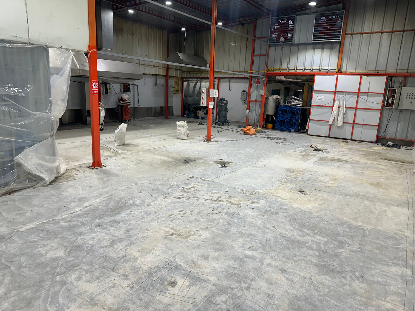 APLICACIÓN DE PISO DE POLIURETANO DE UCRETE EN PLANTA DE CEREALES Y SNACKS RASIL - HUACHIPA