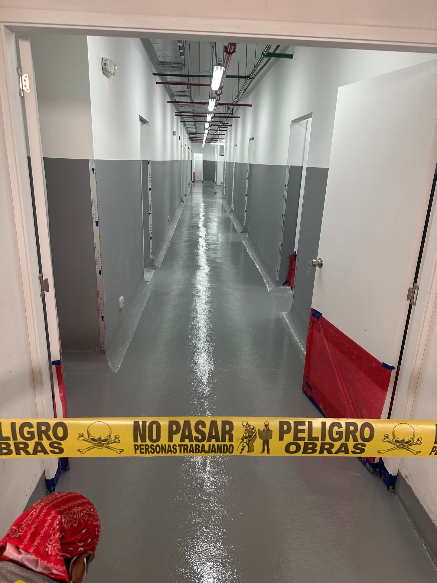 APLICACIÓN DE PINTURA EPÓXICA PARA AREA DE USO DE COCINA, TOPITOP SJL