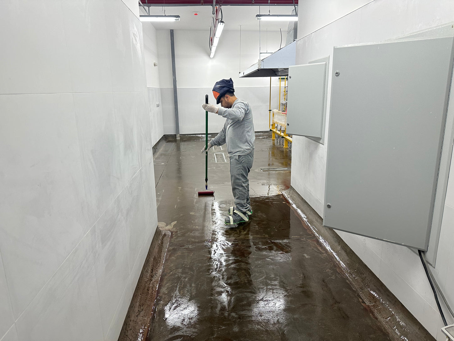 APLICACIÓN DE PINTURA EPÓXICA PARA AREA DE USO DE COCINA, TOPITOP SJL