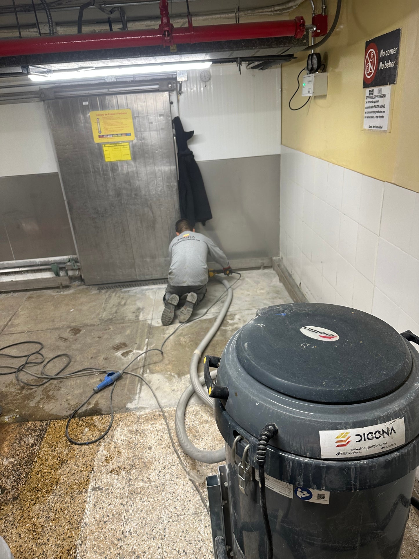 APLICACIÓN DE PISO DE POLIURETANO DE UCRETE - TIENDAS DE METRO SAN FELIPE Y PERCHING HYT SAC - JESUS MARIA