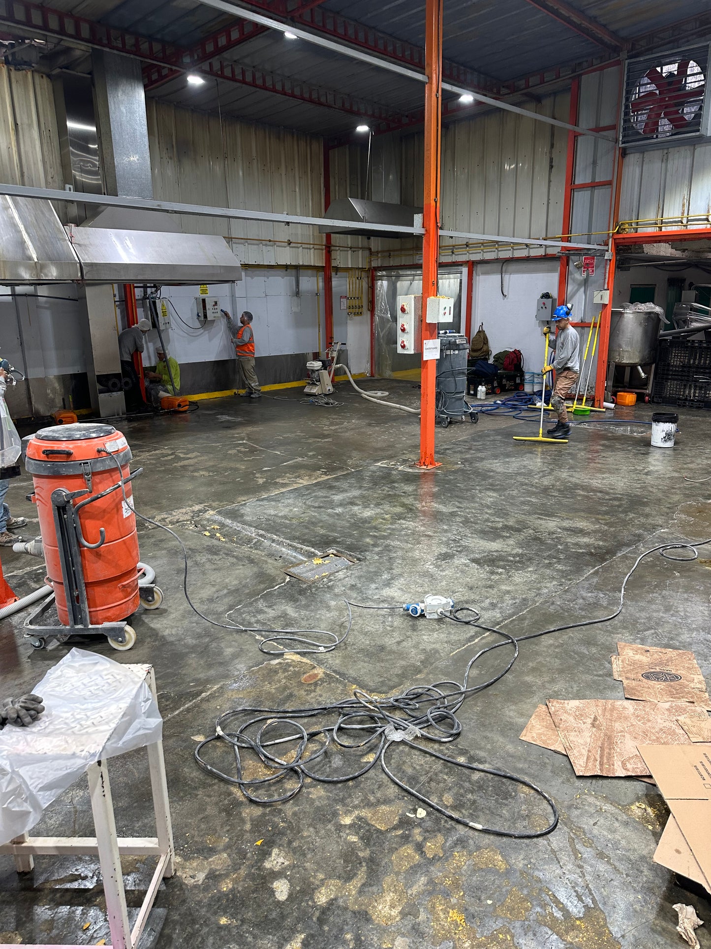 APLICACIÓN DE PISO DE POLIURETANO DE UCRETE EN PLANTA DE CEREALES Y SNACKS RASIL - HUACHIPA