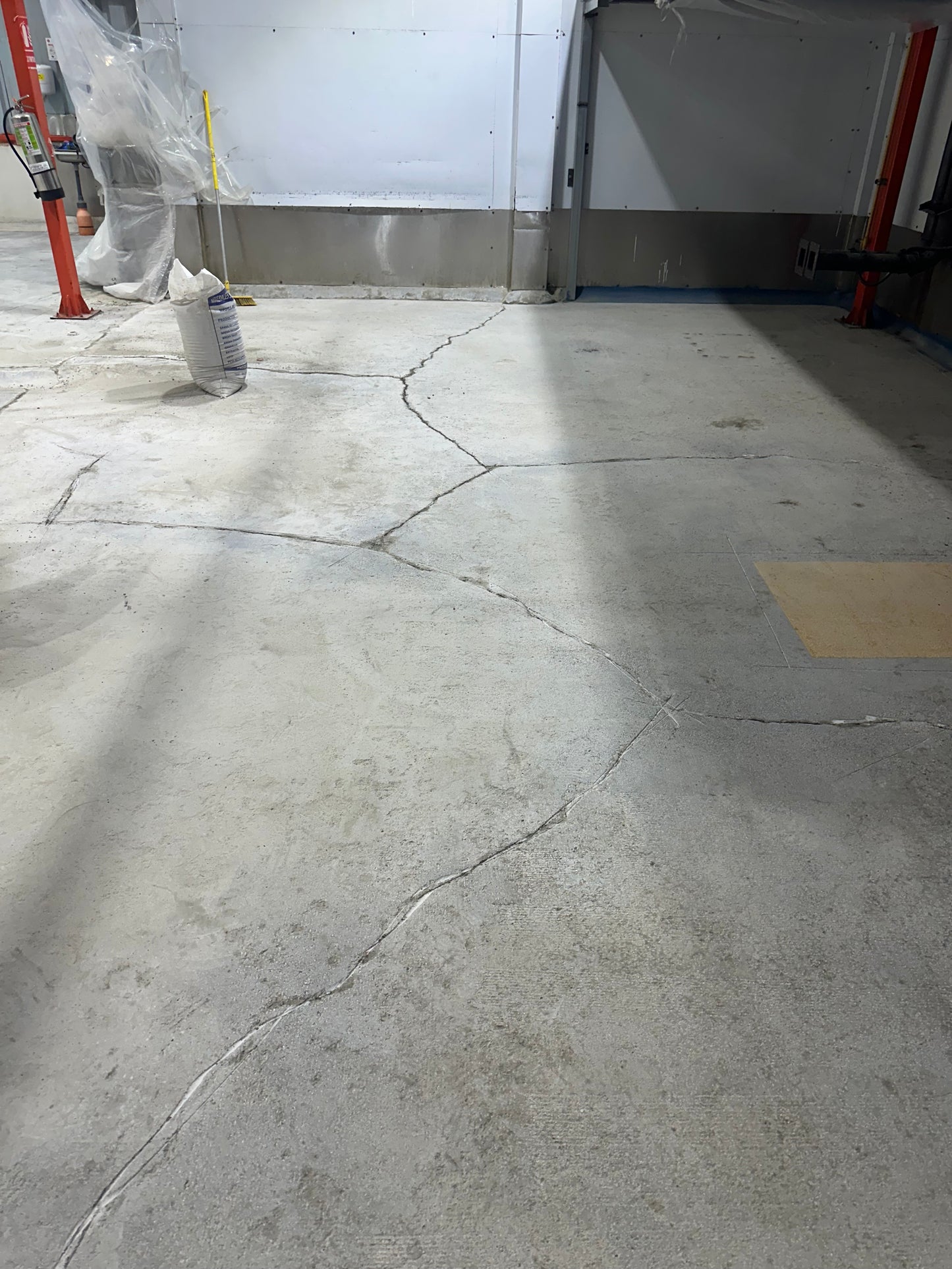 APLICACIÓN DE PISO DE POLIURETANO DE UCRETE EN PLANTA DE CEREALES Y SNACKS RASIL - HUACHIPA