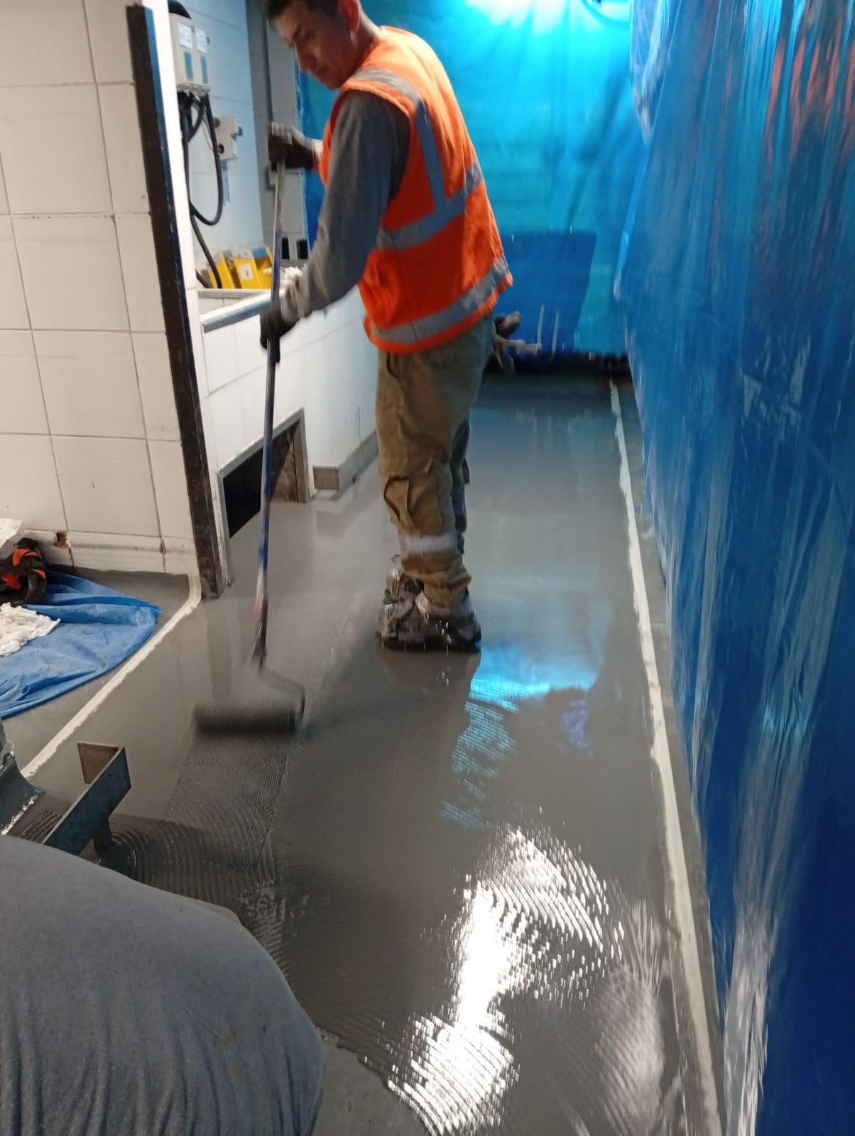 APLICACIÓN DE PISO DE POLIURETANO DE UCRETE - TIENDAS DE METRO SAN FELIPE Y PERCHING HYT SAC - JESUS MARIA