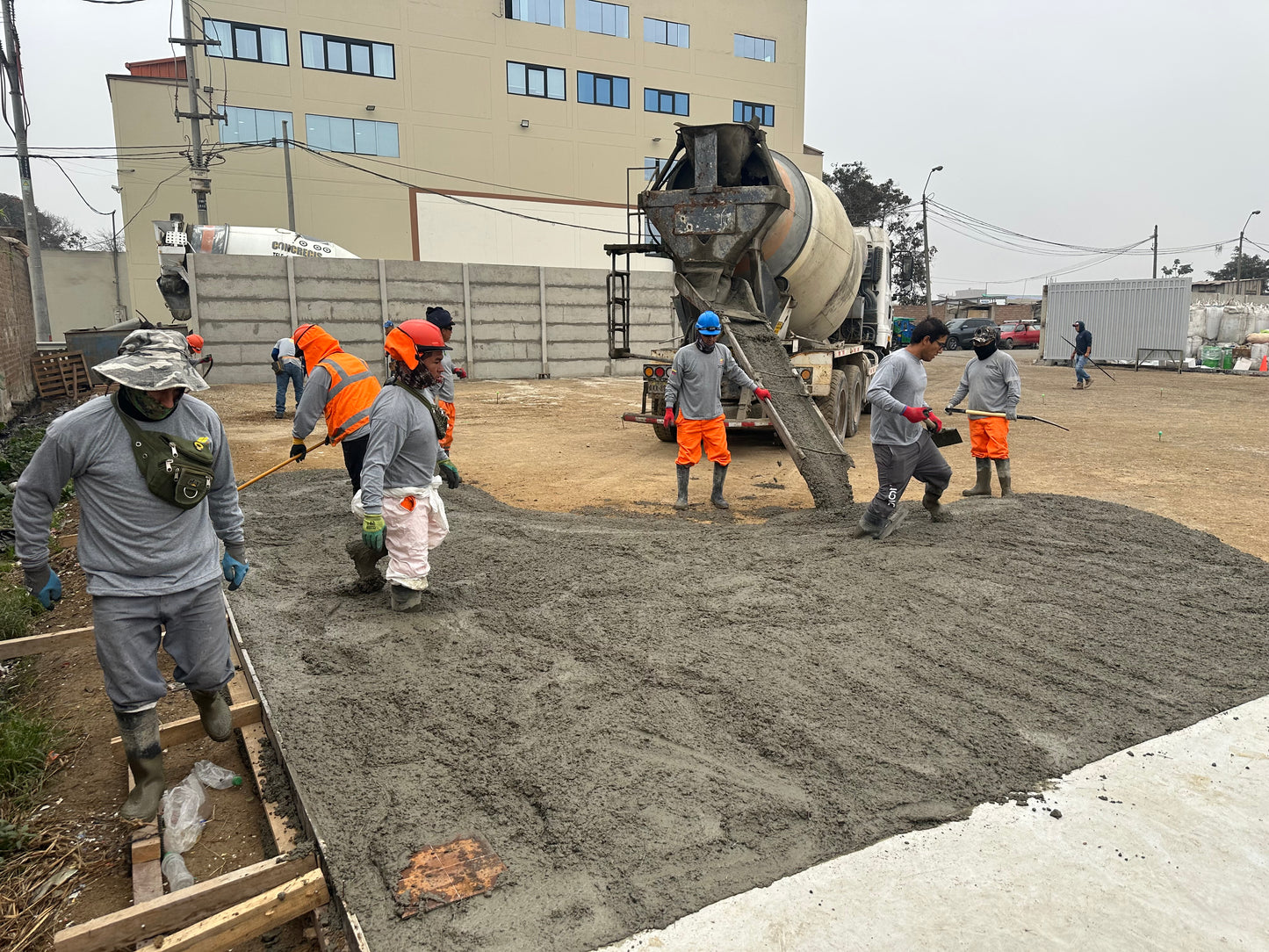VACIADO DE LOSA INDUSTRIAL - DINGECON INGENIERIA SAC -PUENTE PIEDRA