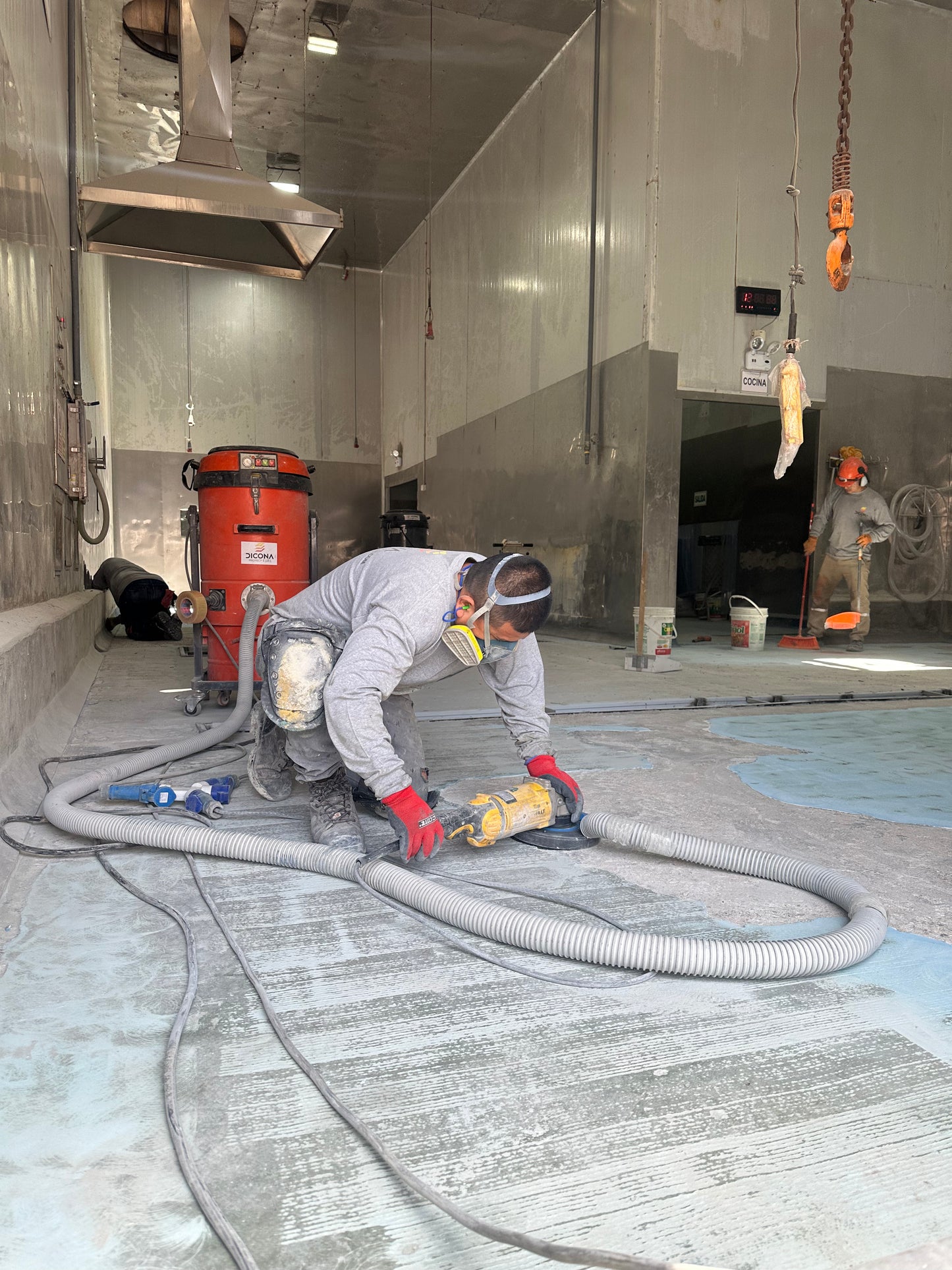 APLICACION DE PISO DE POLIURETANO DE UCRETE - COCINA PARA PROCESADORA DE POTA - KSL PESCADOS PUCUSANA