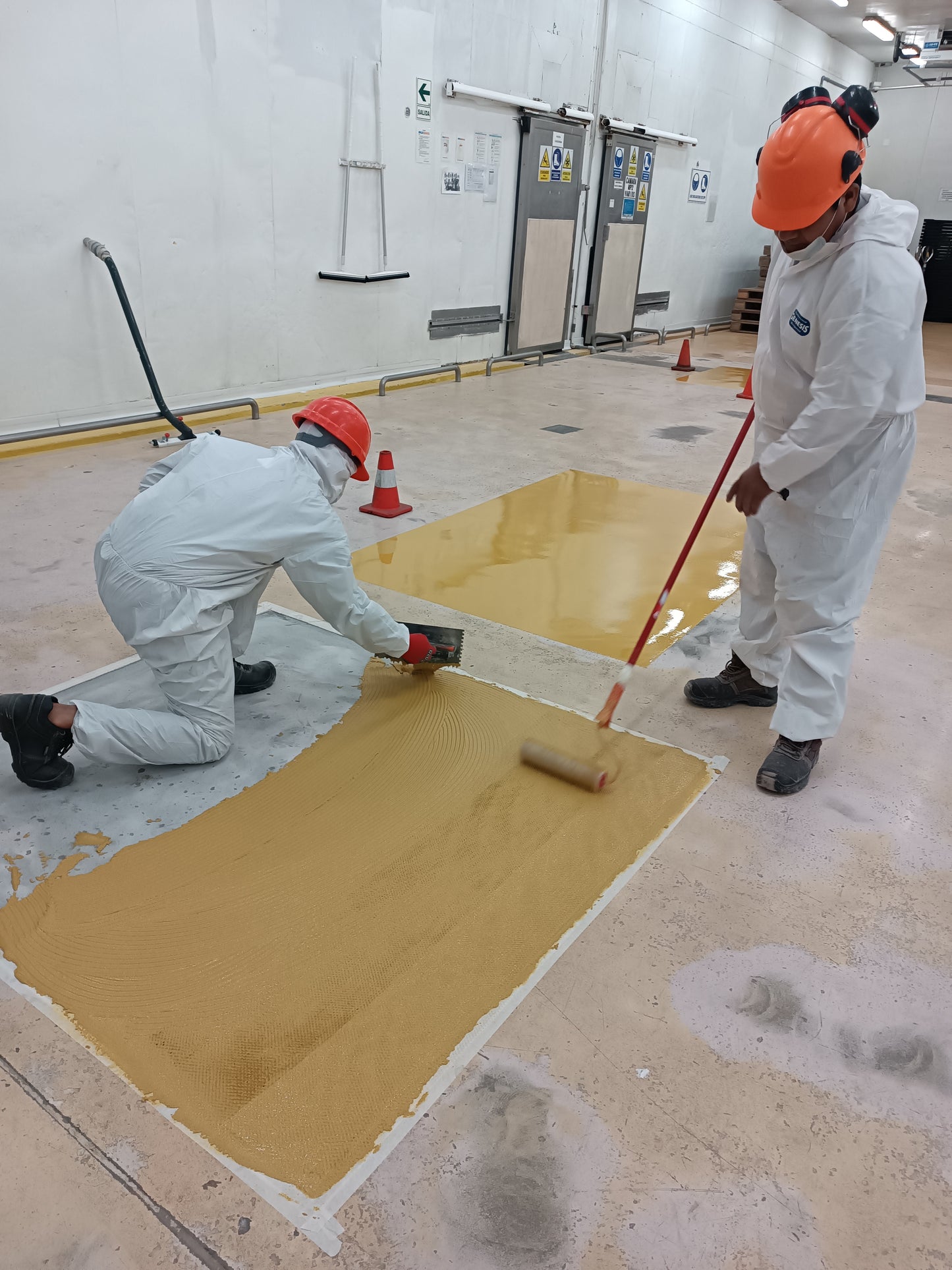 MANTENIMIENTO DE PISO CON POLIURETANO PARA SALA DE PROCESOS - HYT SAC- SANTA ANITA