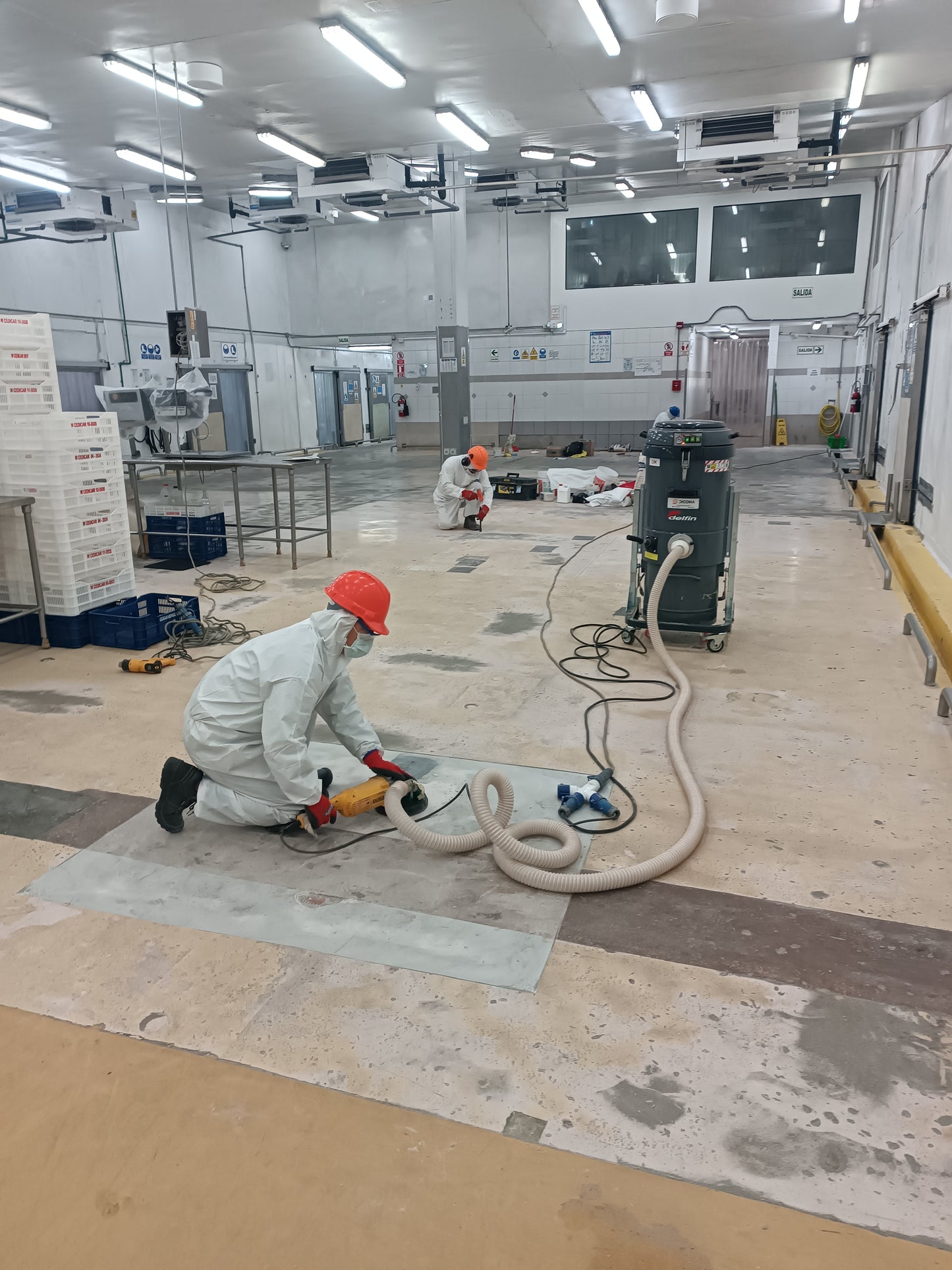 MANTENIMIENTO DE PISO CON POLIURETANO PARA SALA DE PROCESOS - HYT SAC- SANTA ANITA