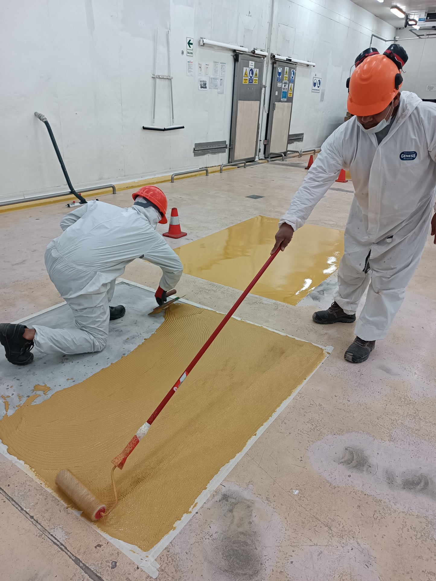 MANTENIMIENTO DE PISO CON POLIURETANO PARA SALA DE PROCESOS - HYT SAC- SANTA ANITA