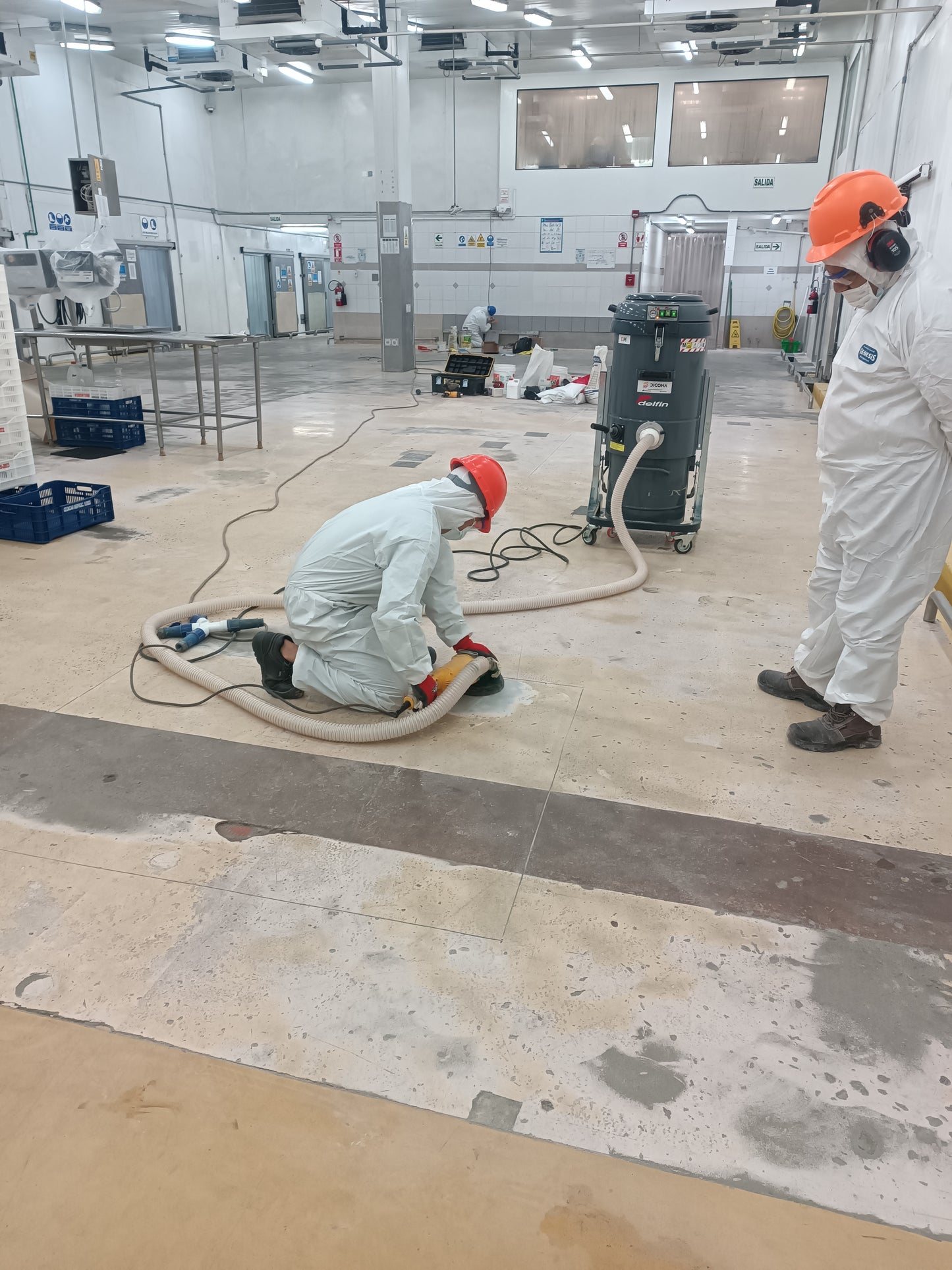 MANTENIMIENTO DE PISO CON POLIURETANO PARA SALA DE PROCESOS - HYT SAC- SANTA ANITA