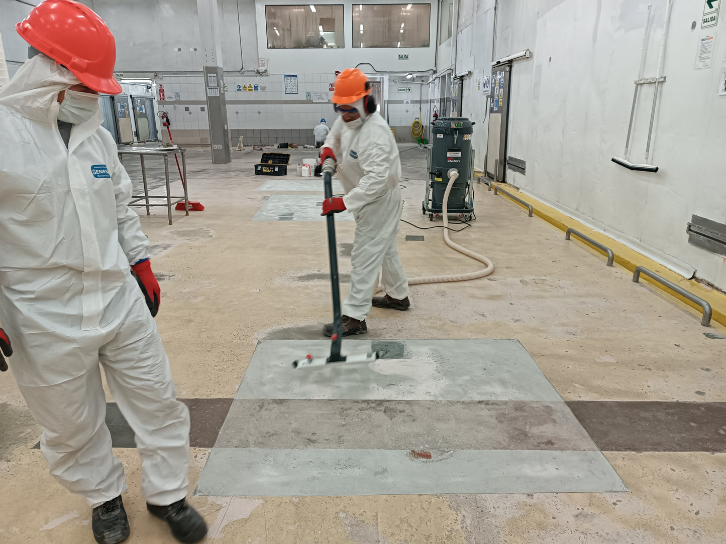 MANTENIMIENTO DE PISO CON POLIURETANO PARA SALA DE PROCESOS - HYT SAC- SANTA ANITA