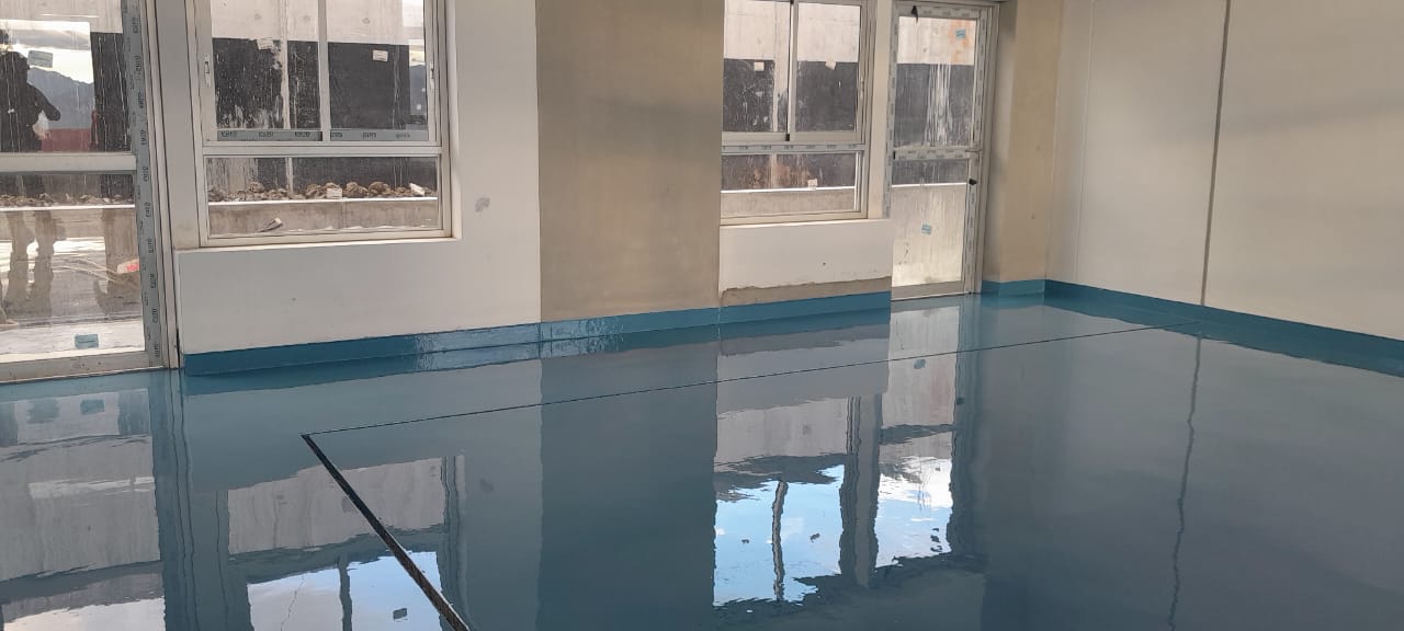 APLICACIÓN DE AUTONIVELANTE EPOXICO - LUANA CAPELLA CONSTRUCTORES EIRL-COLEGIO EN TANGALBAMBA CAJAMARCA