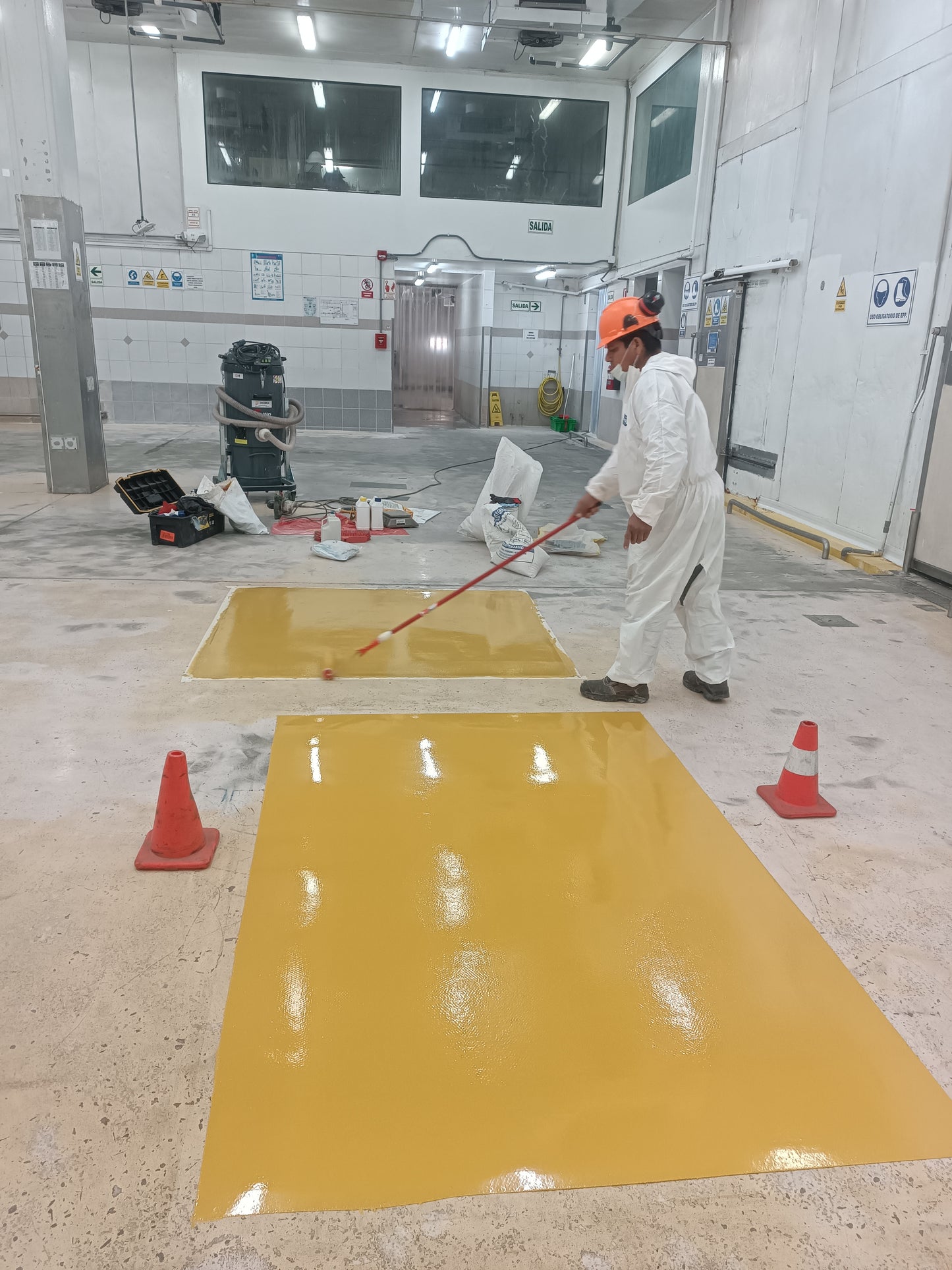 MANTENIMIENTO DE PISO CON POLIURETANO PARA SALA DE PROCESOS - HYT SAC- SANTA ANITA