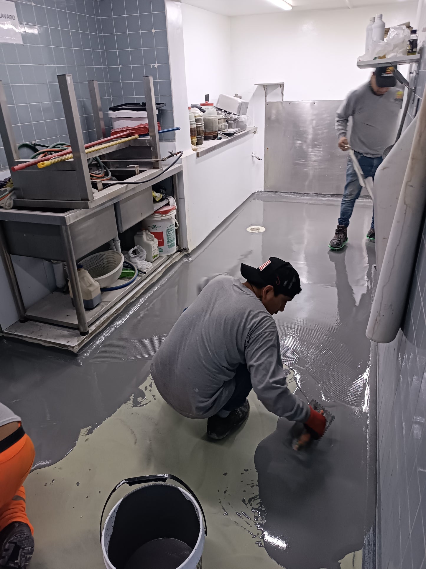 APLICACIÓN DE PISO DE POLIURETANO DE UCRETE - AREA LABORATORIO DE GOMITAS Y SUPLEMENTOS - NOVOAMERICA - SJM