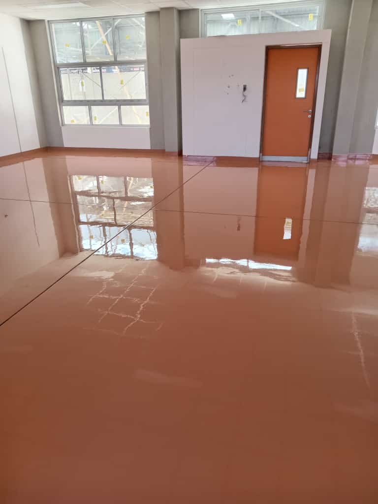 APLICACIÓN DE AUTONIVELANTE EPOXICO - LUANA CAPELLA CONSTRUCTORES EIRL-COLEGIO EN TANGALBAMBA CAJAMARCA