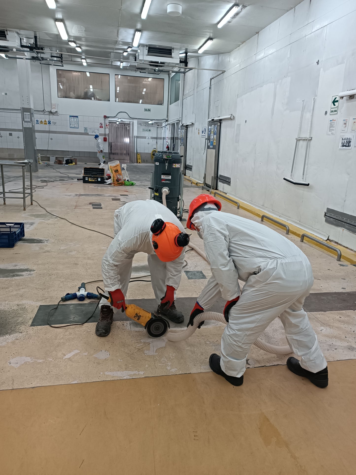 MANTENIMIENTO DE PISO CON POLIURETANO PARA SALA DE PROCESOS - HYT SAC- SANTA ANITA