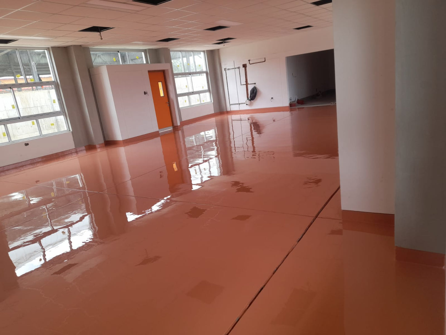 APLICACIÓN DE AUTONIVELANTE EPOXICO - LUANA CAPELLA CONSTRUCTORES EIRL-COLEGIO EN TANGALBAMBA CAJAMARCA