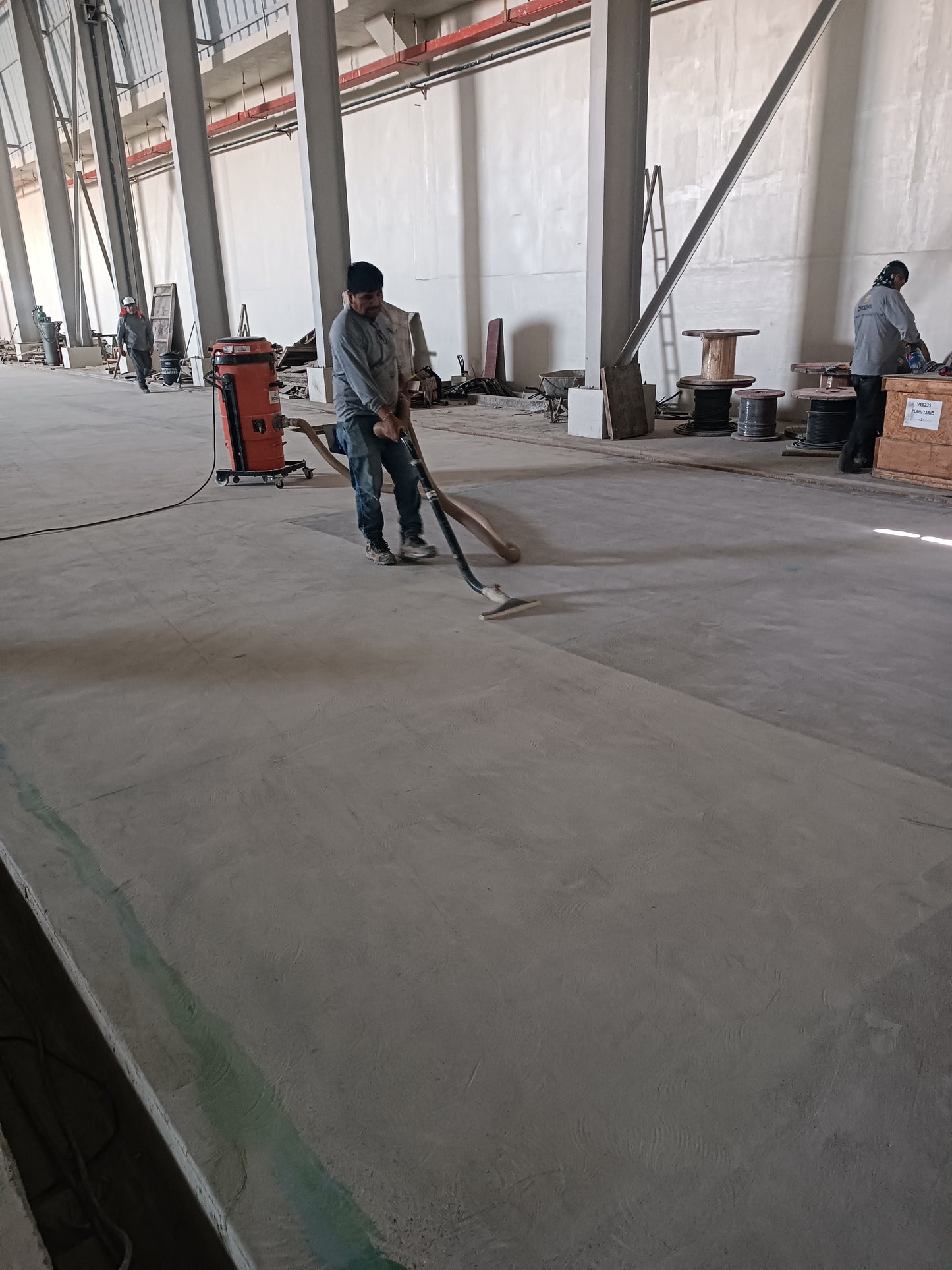 APLICACIÓN DE PISO AUTONIVELANTE EPOXICO TALLER METALMECANICO-DISTRIBUCIONES DIESEL PERU-CALLAO