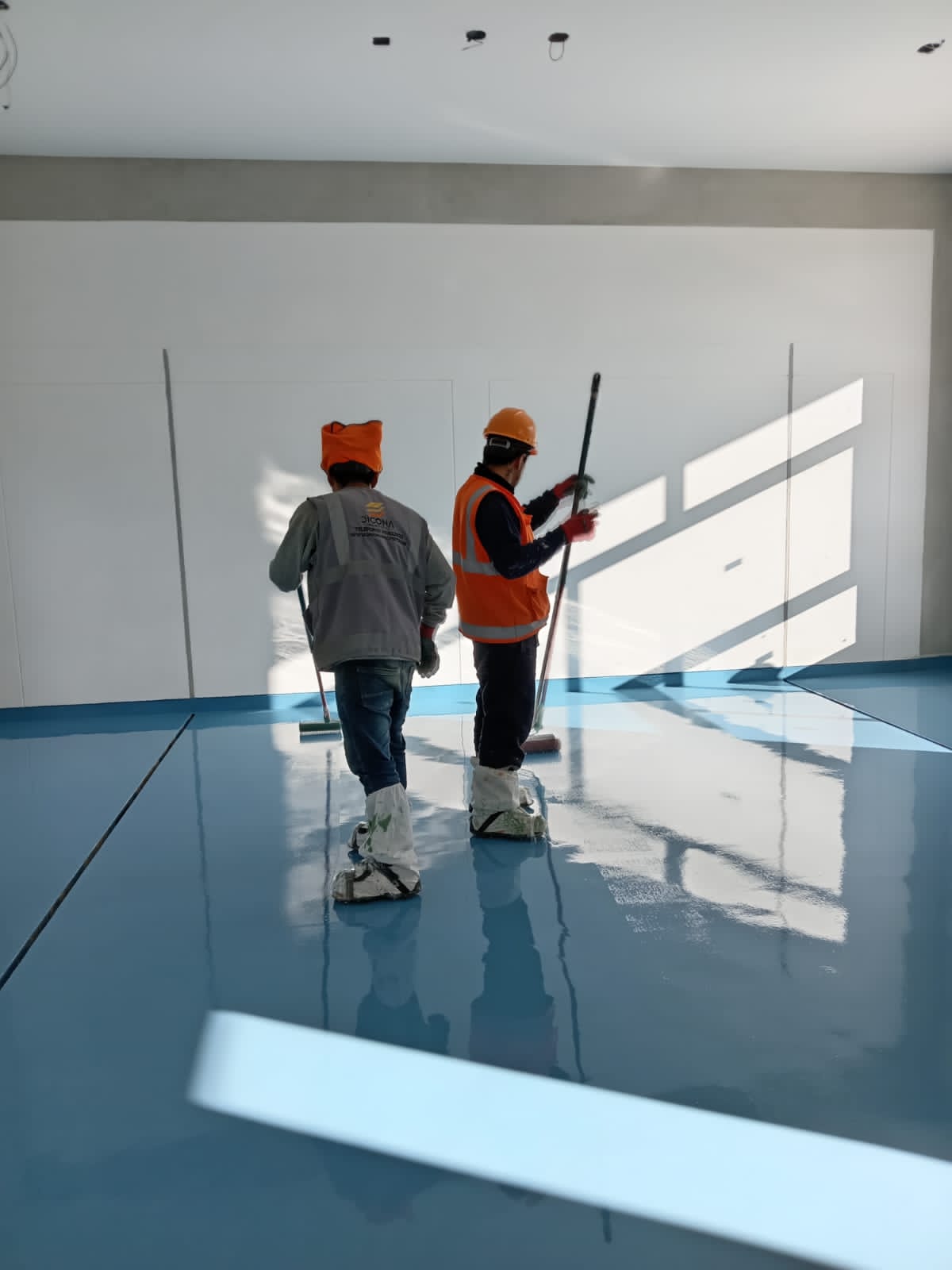 APLICACIÓN DE AUTONIVELANTE EPOXICO - LUANA CAPELLA CONSTRUCTORES EIRL-COLEGIO EN TANGALBAMBA CAJAMARCA