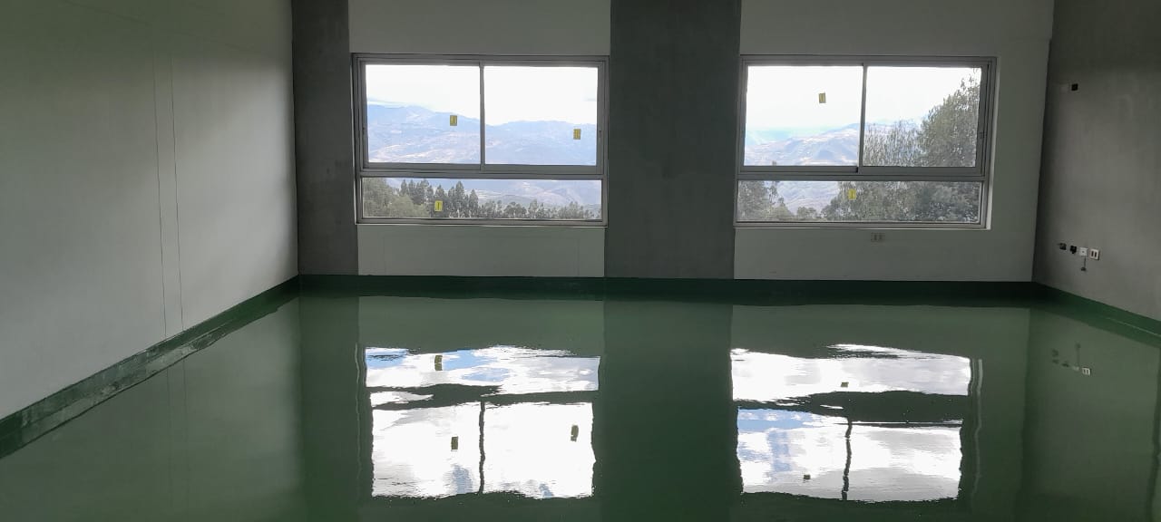 APLICACIÓN DE AUTONIVELANTE EPOXICO - LUANA CAPELLA CONSTRUCTORES EIRL-COLEGIO EN TANGALBAMBA CAJAMARCA