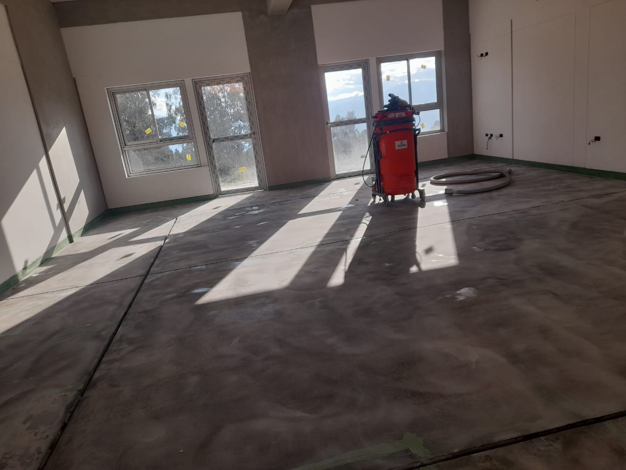 APLICACIÓN DE AUTONIVELANTE EPOXICO - LUANA CAPELLA CONSTRUCTORES EIRL-COLEGIO EN TANGALBAMBA CAJAMARCA