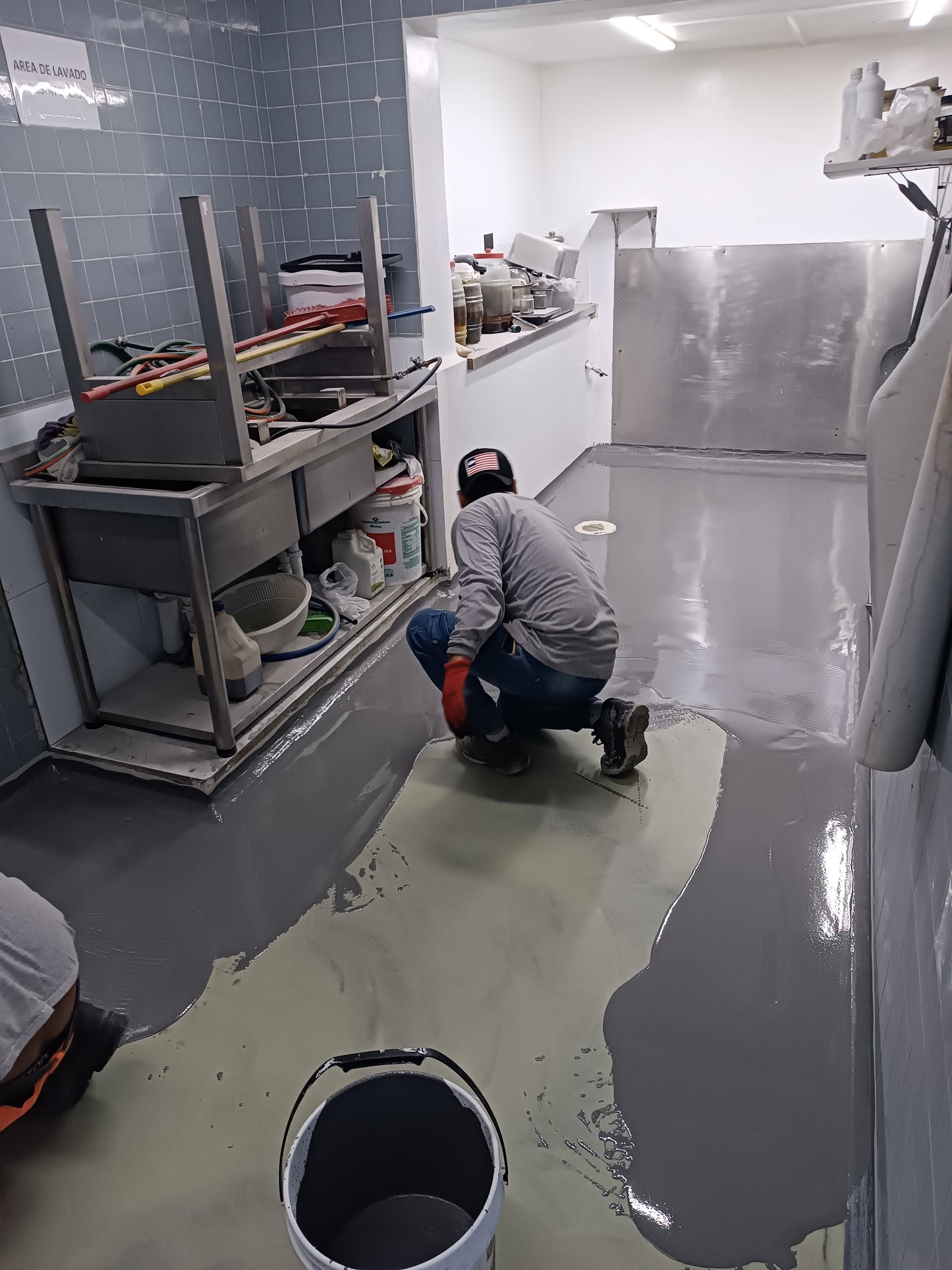 APLICACIÓN DE PISO DE POLIURETANO DE UCRETE - AREA LABORATORIO DE GOMITAS Y SUPLEMENTOS - NOVOAMERICA - SJM