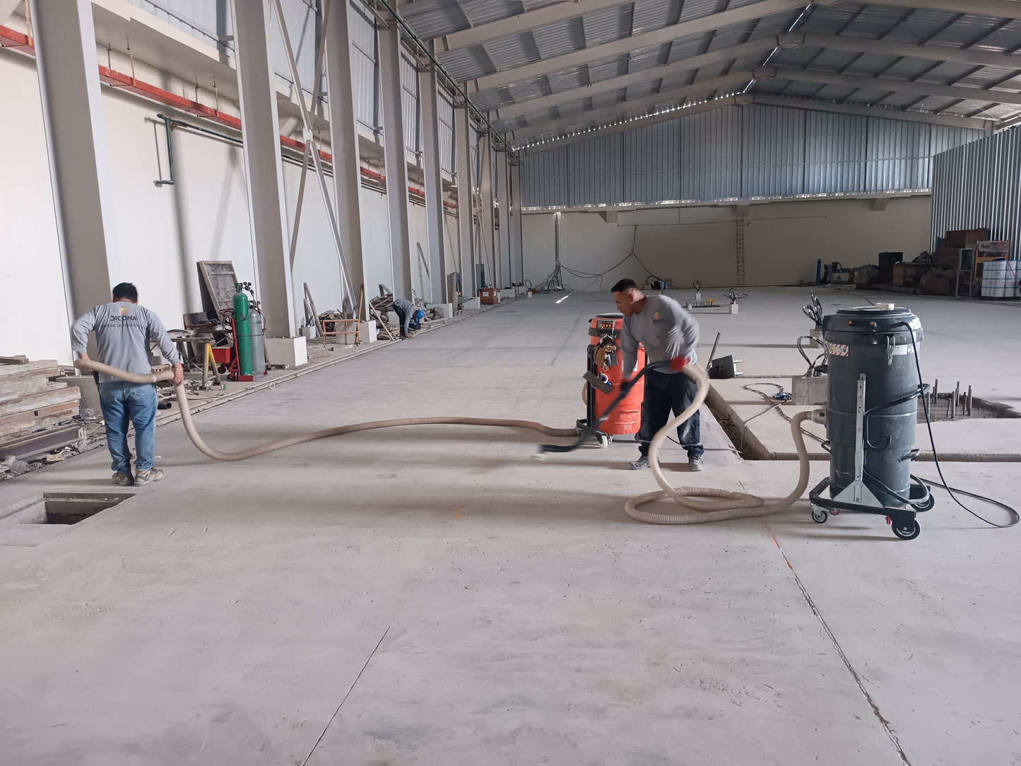 APLICACIÓN DE PISO AUTONIVELANTE EPOXICO TALLER METALMECANICO-DISTRIBUCIONES DIESEL PERU-CALLAO