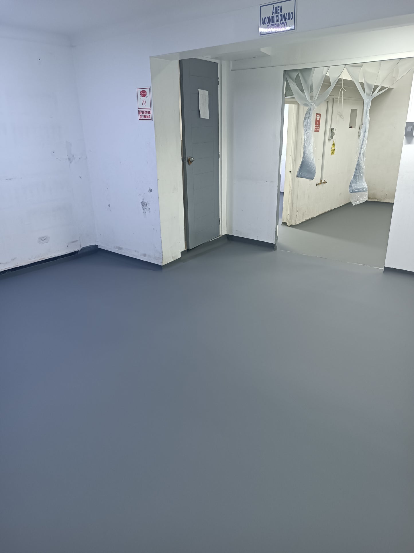 APLICACIÓN DE PISO DE POLIURETANO DE UCRETE - AREA LABORATORIO DE GOMITAS Y SUPLEMENTOS - NOVOAMERICA - SJM