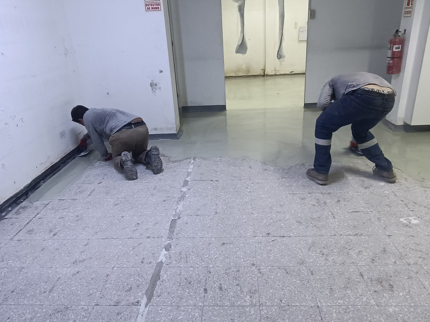 APLICACIÓN DE PISO DE POLIURETANO DE UCRETE - AREA LABORATORIO DE GOMITAS Y SUPLEMENTOS - NOVOAMERICA - SJM