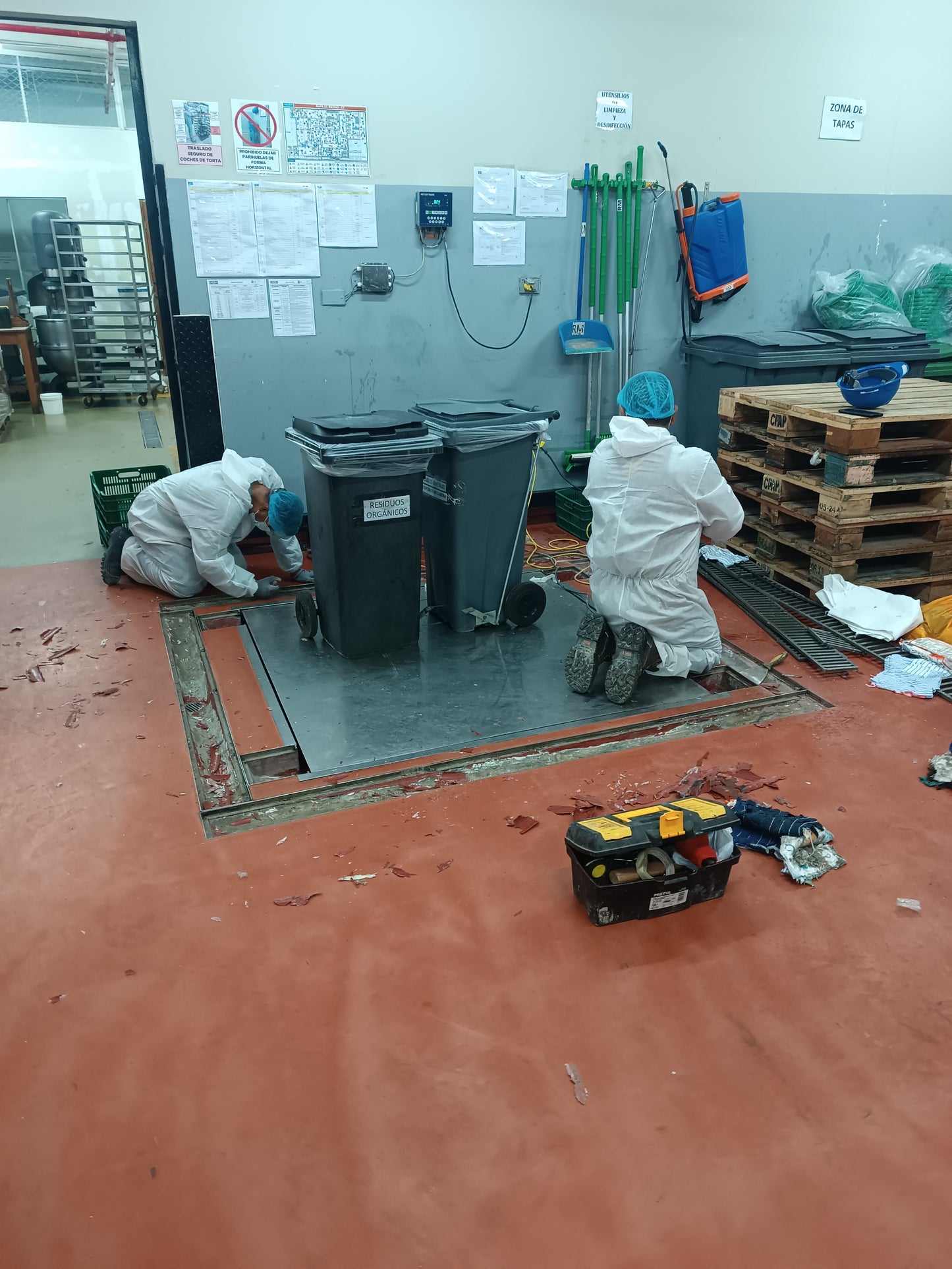 MANTENIMIENTO DE CANALETAS EN AREA DE DESPACHO, CENTRAL DE TORTAS CENCOSUD-HYT SAC -CHORRILLOS