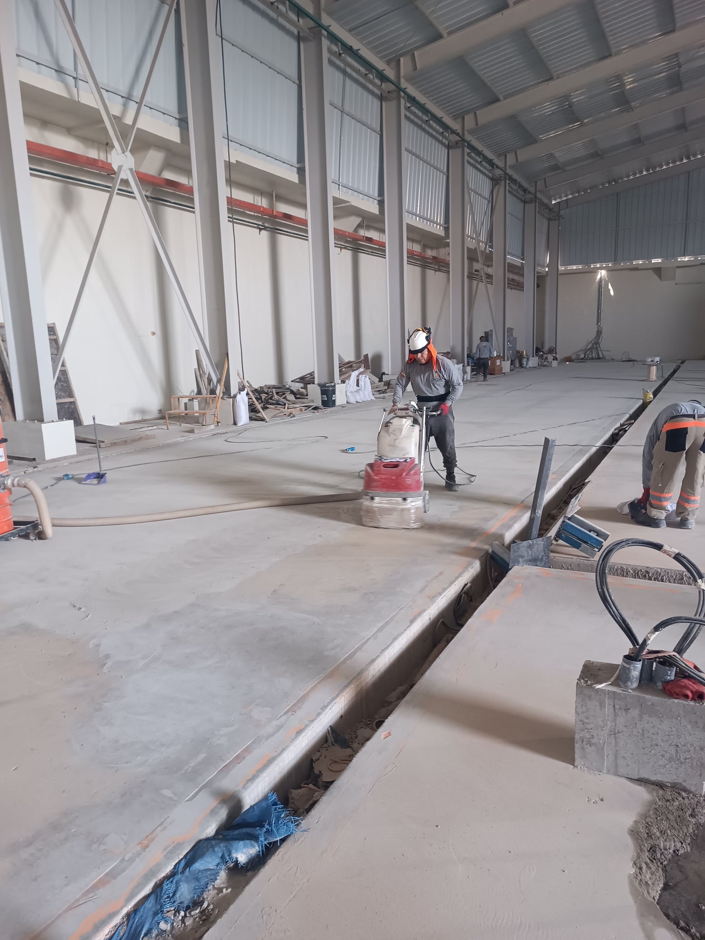 APLICACIÓN DE PISO AUTONIVELANTE EPOXICO TALLER METALMECANICO-DISTRIBUCIONES DIESEL PERU-CALLAO