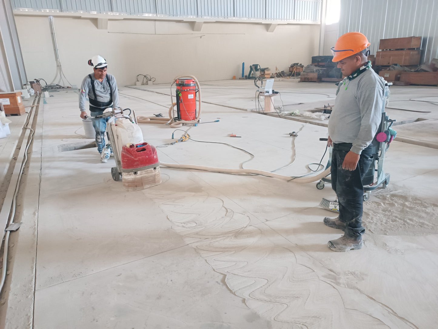 APLICACIÓN DE PISO AUTONIVELANTE EPOXICO TALLER METALMECANICO-DISTRIBUCIONES DIESEL PERU-CALLAO