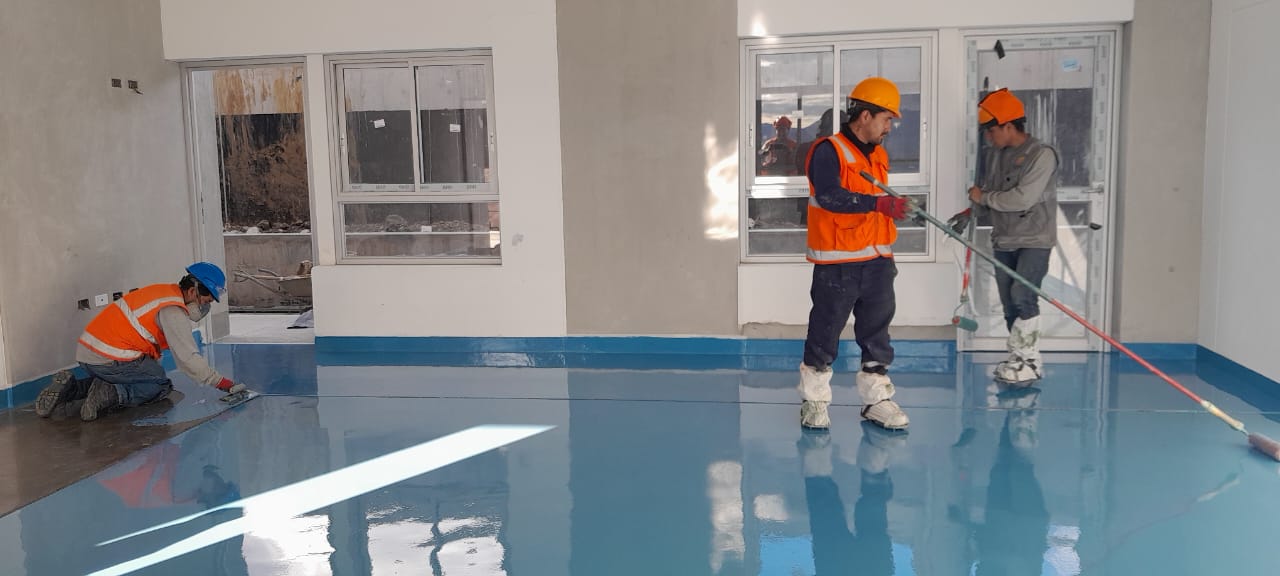 APLICACIÓN DE AUTONIVELANTE EPOXICO - LUANA CAPELLA CONSTRUCTORES EIRL-COLEGIO EN TANGALBAMBA CAJAMARCA
