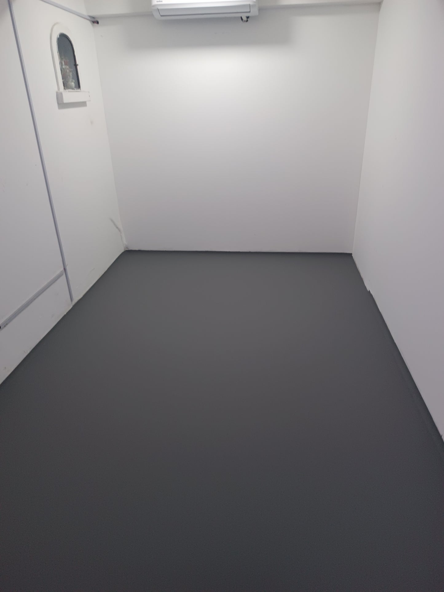 APLICACIÓN DE PISO DE POLIURETANO DE UCRETE - AREA LABORATORIO DE GOMITAS Y SUPLEMENTOS - NOVOAMERICA - SJM