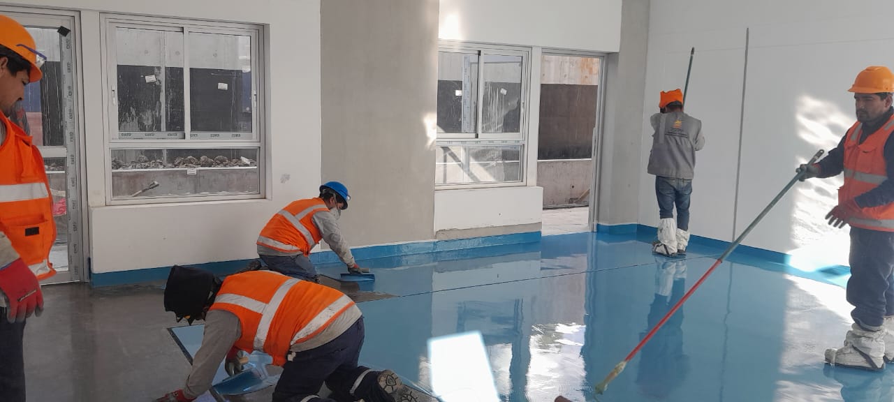APLICACIÓN DE AUTONIVELANTE EPOXICO - LUANA CAPELLA CONSTRUCTORES EIRL-COLEGIO EN TANGALBAMBA CAJAMARCA