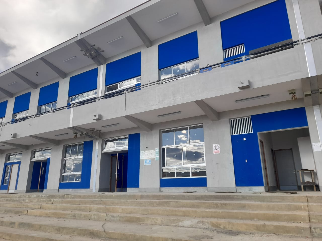 APLICACIÓN DE AUTONIVELANTE EPOXICO - LUANA CAPELLA CONSTRUCTORES EIRL-COLEGIO EN TANGALBAMBA CAJAMARCA