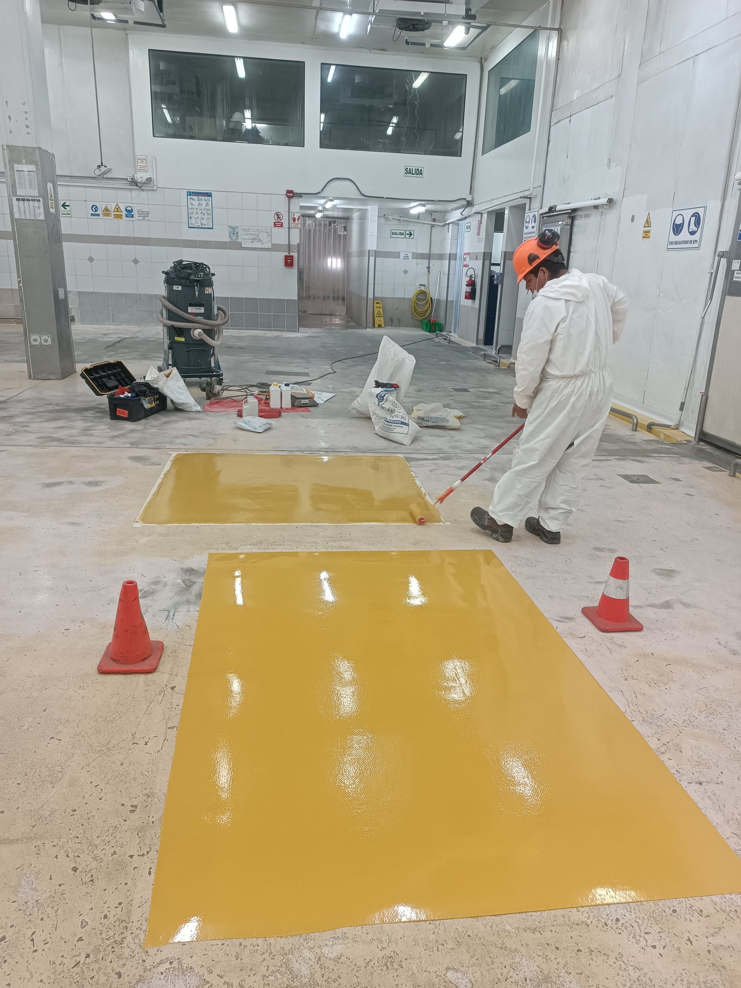 MANTENIMIENTO DE PISO CON POLIURETANO PARA SALA DE PROCESOS - HYT SAC- SANTA ANITA